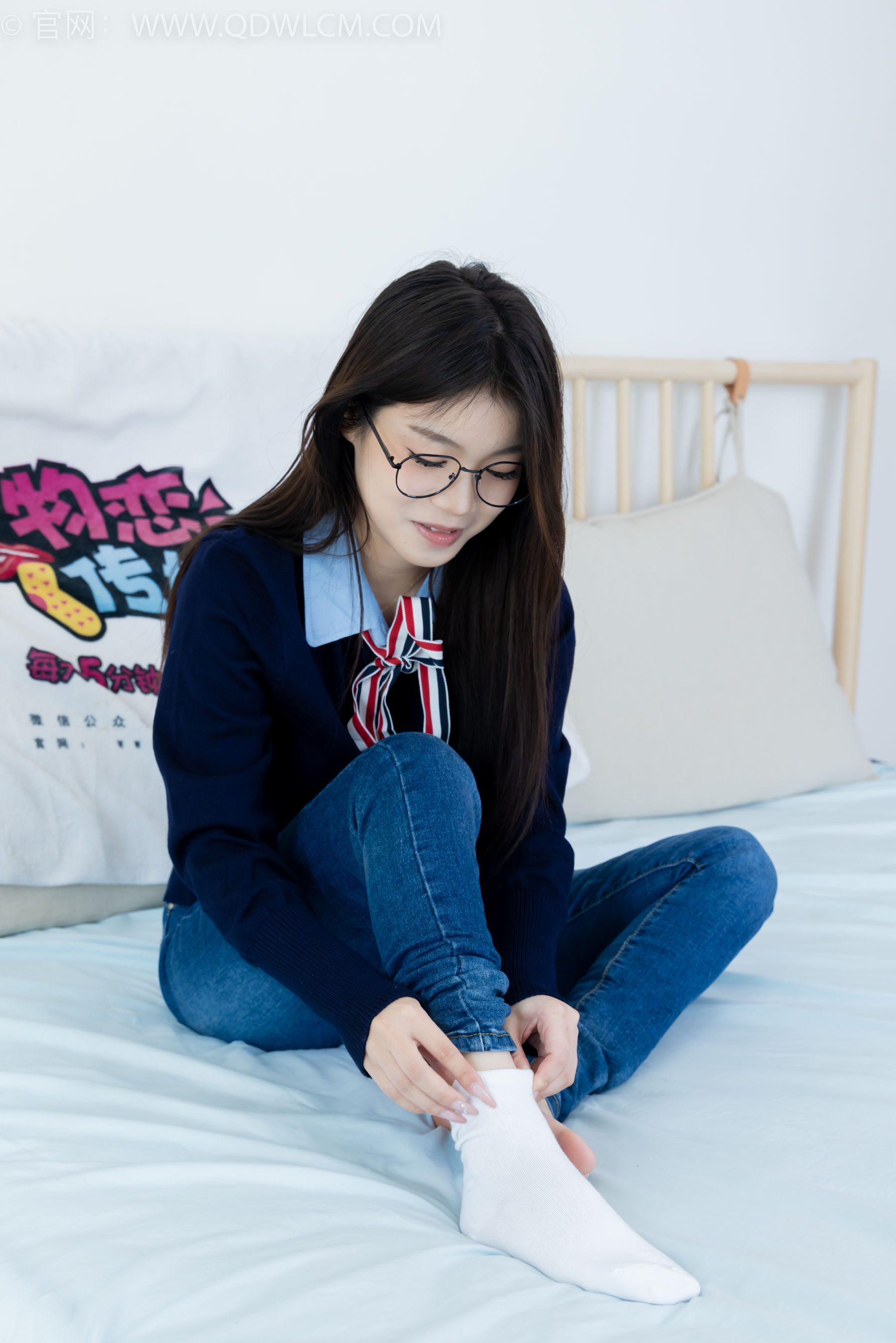 物恋传媒 No.2379 闪闪 - 帆布鞋、白棉袜、厚白丝小腿袜、裸足/(160P)