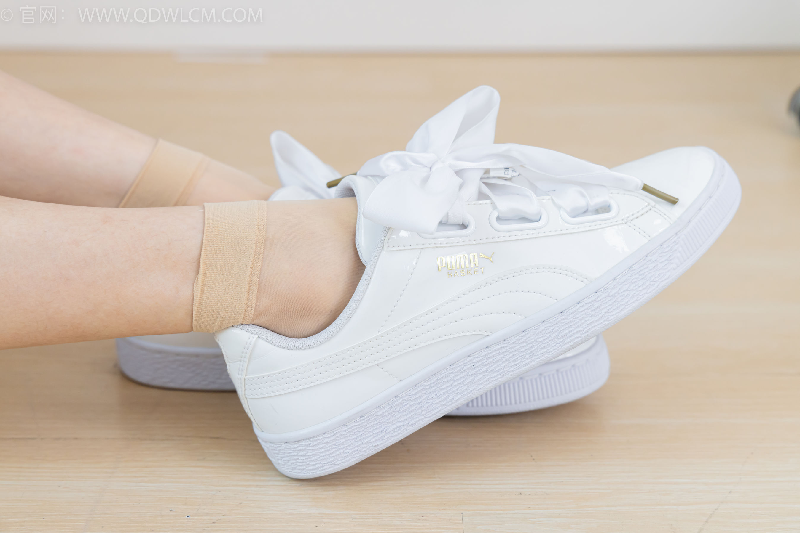 物恋传媒 No.2381 茯苓 - 板鞋、短肉丝、裸足/(195P)