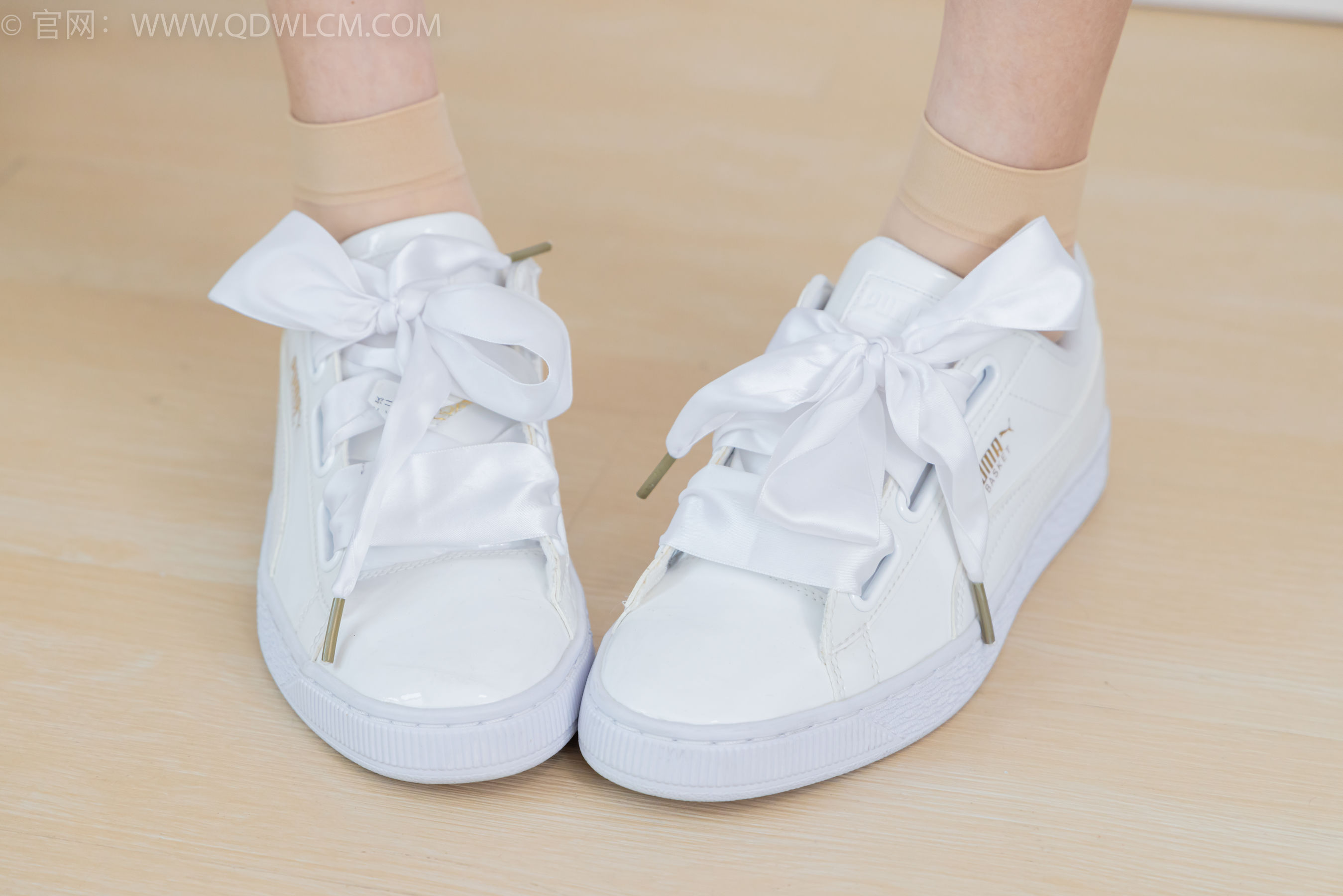 物恋传媒 No.2381 茯苓 - 板鞋、短肉丝、裸足/(195P)