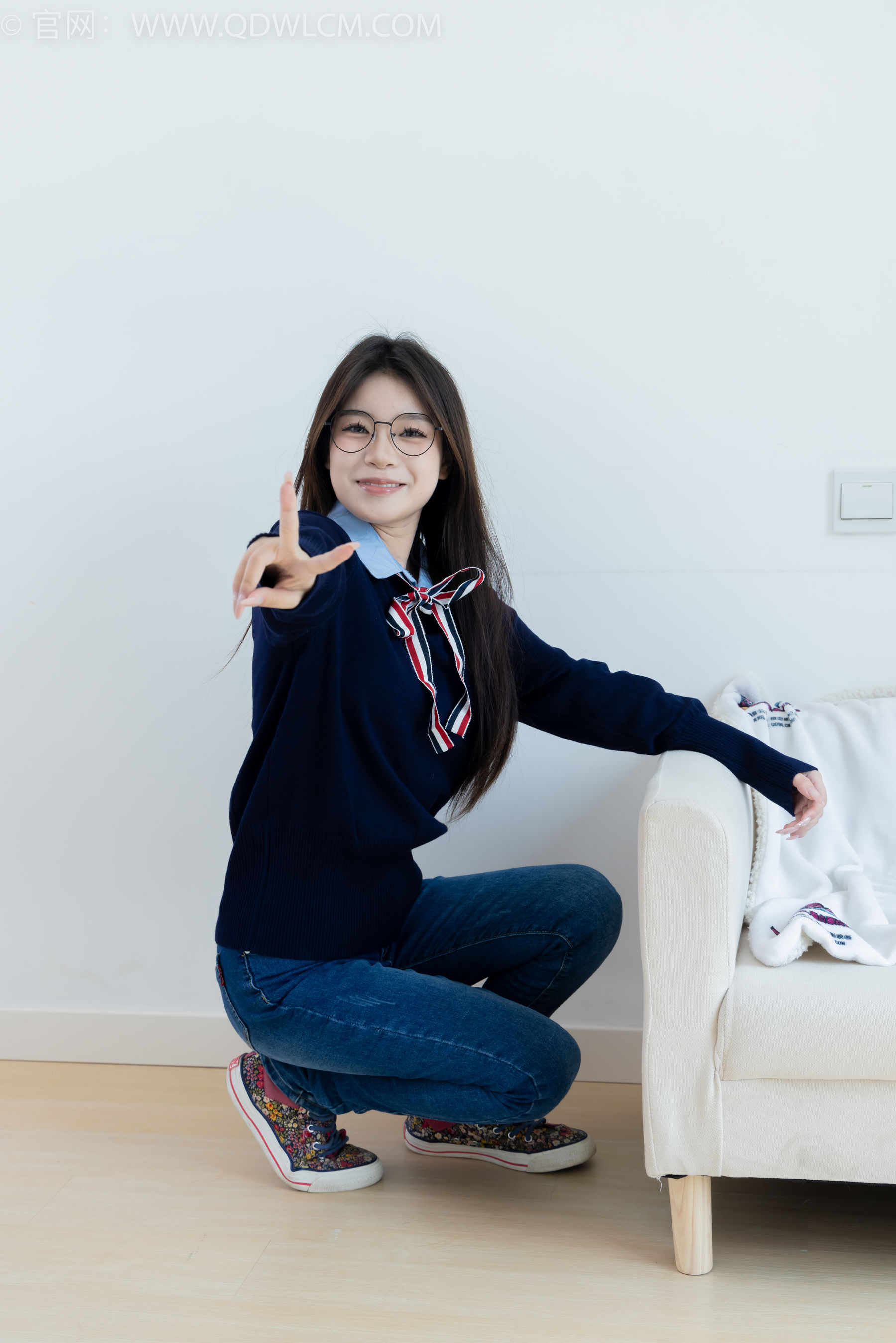 物恋传媒 No.2379 闪闪 - 帆布鞋、白棉袜、厚白丝小腿袜、裸足/(160P)