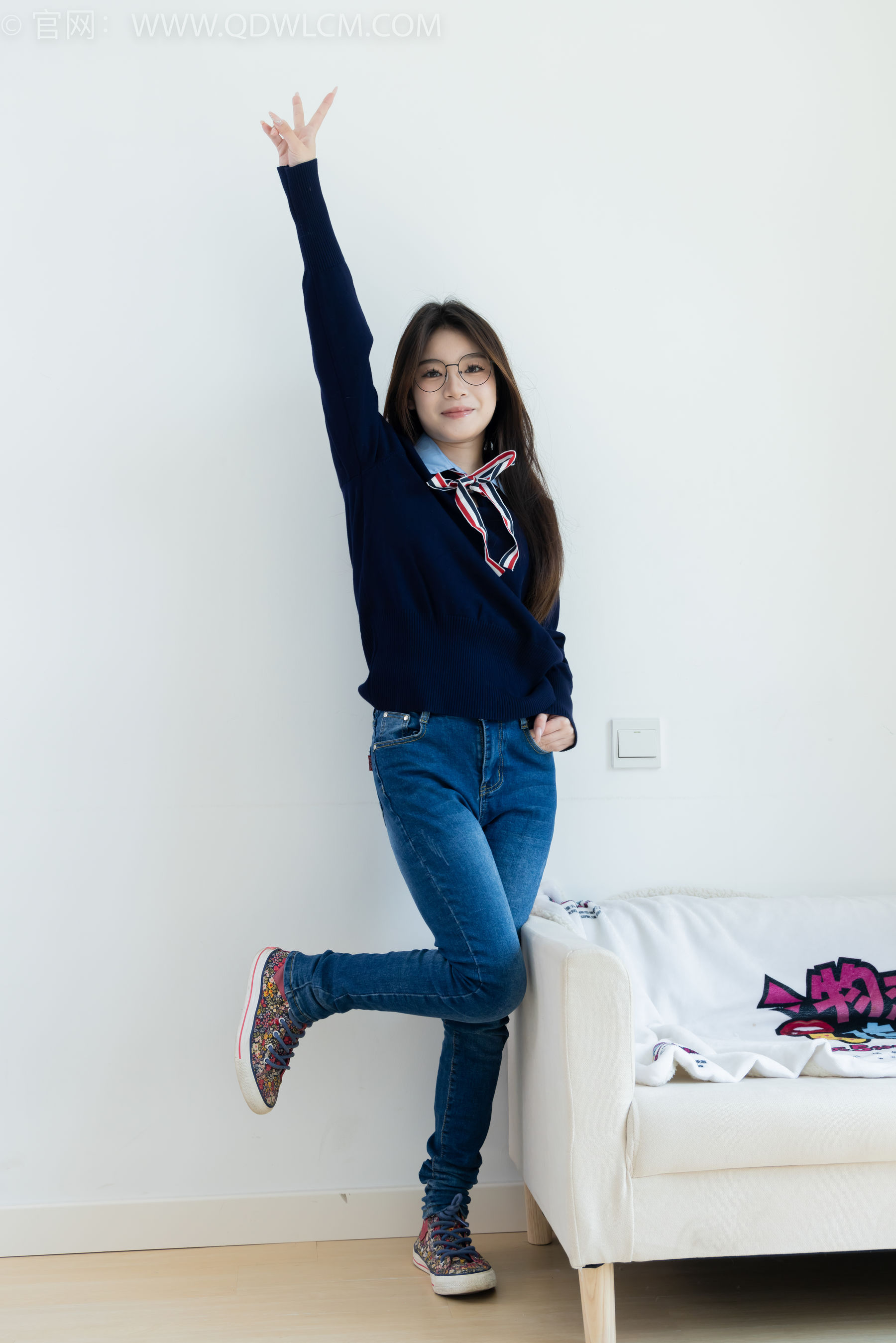 物恋传媒 No.2379 闪闪 - 帆布鞋、白棉袜、厚白丝小腿袜、裸足/(160P)