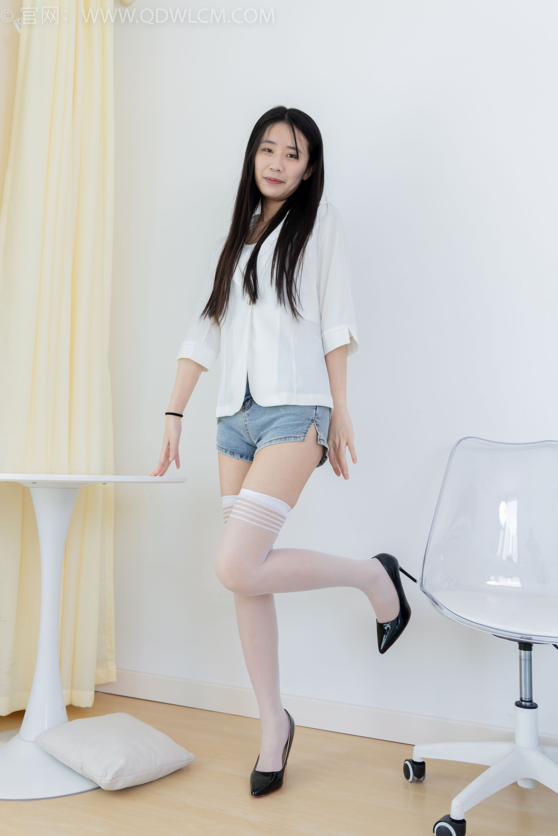 物恋传媒 No.2376 菜菜 - 三双鞋子、过膝白丝、过膝肉丝、过膝黑丝/(155P)