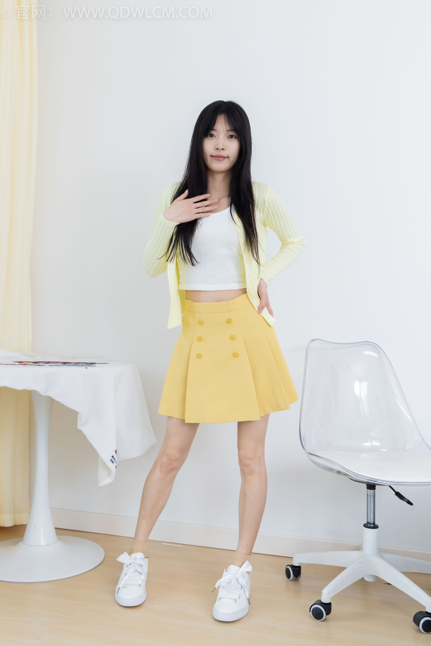 物恋传媒 No.2381 茯苓 - 板鞋、短肉丝、裸足/(195P)