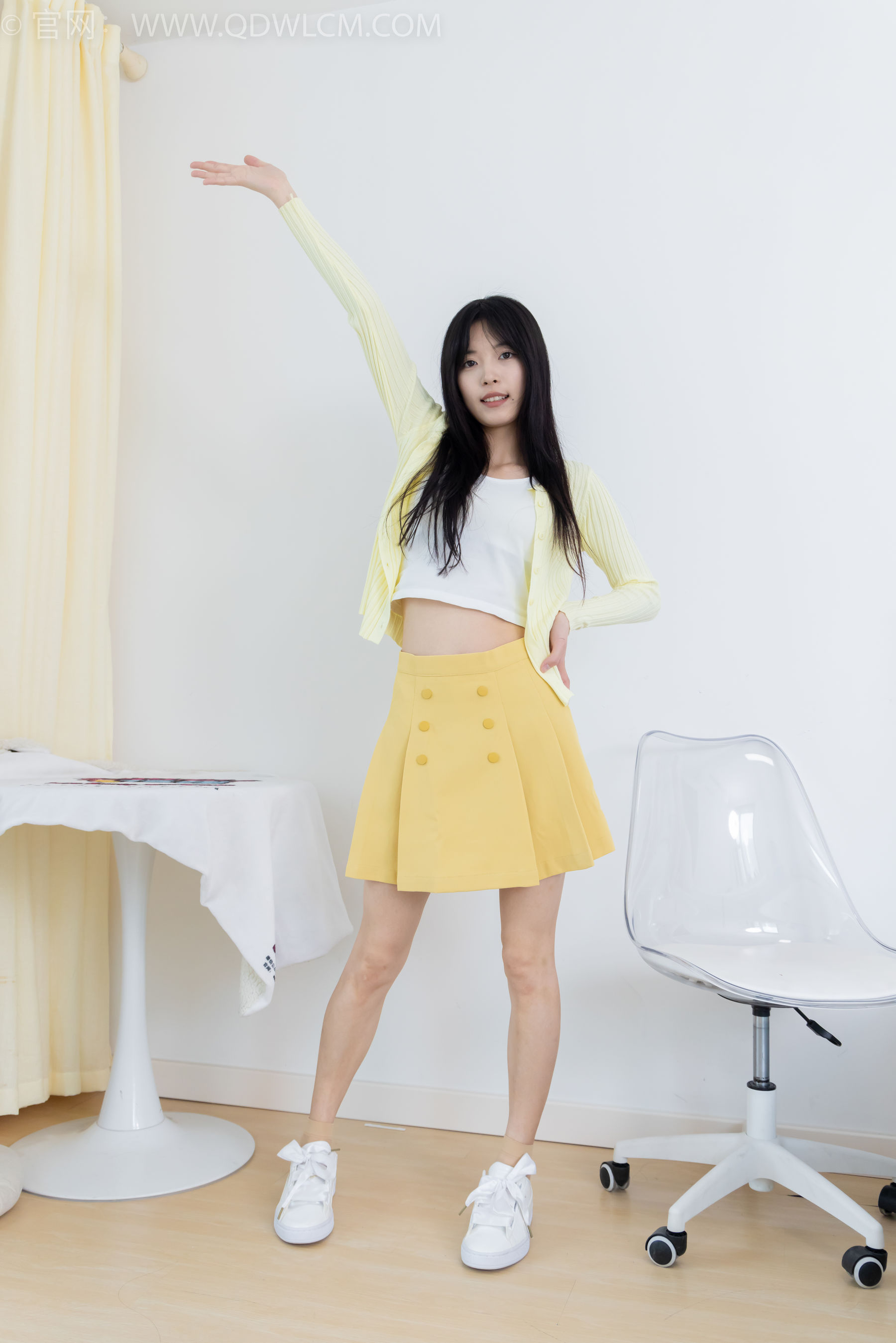 物恋传媒 No.2381 茯苓 - 板鞋、短肉丝、裸足/(195P)