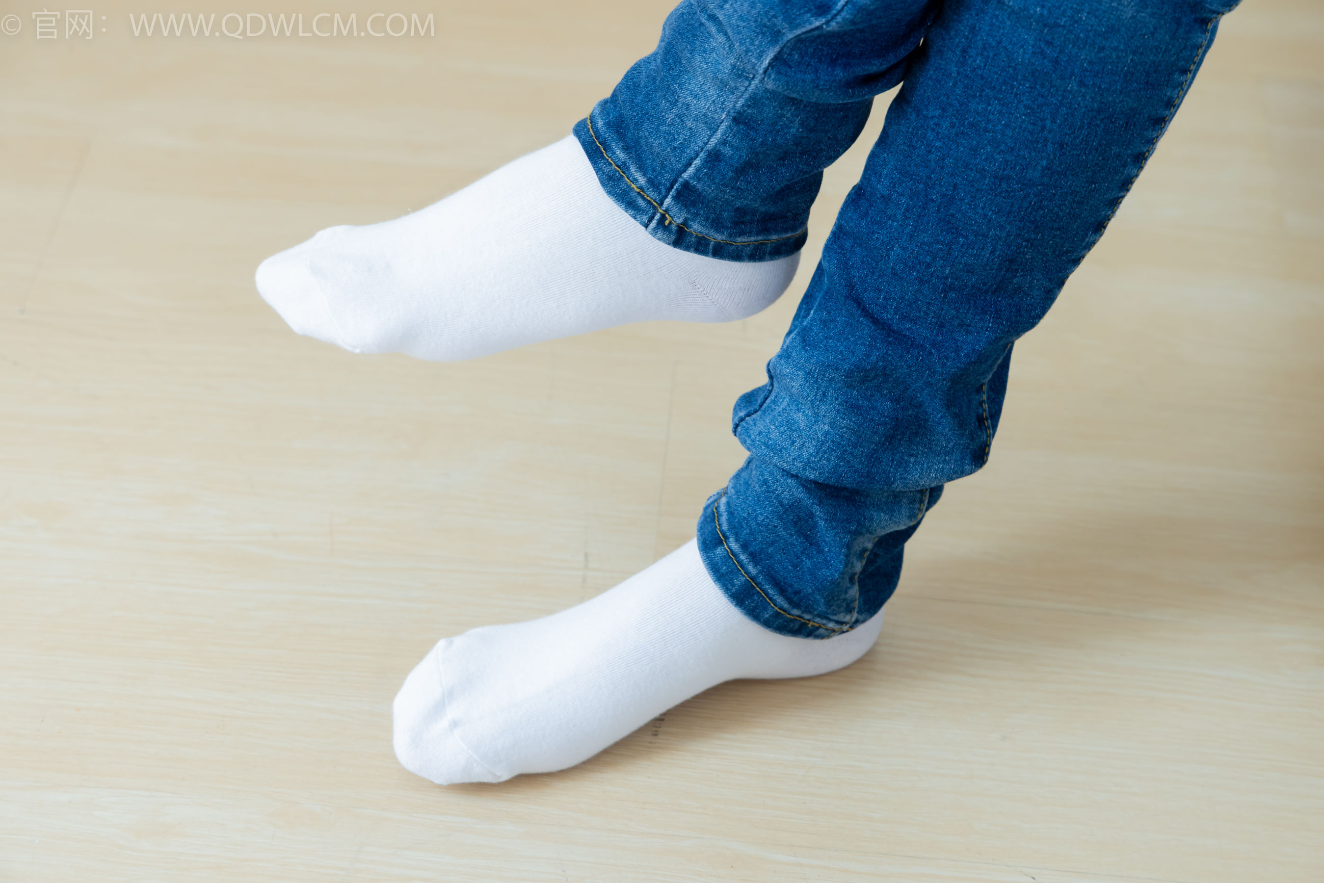 物恋传媒 No.2379 闪闪 - 帆布鞋、白棉袜、厚白丝小腿袜、裸足/(160P)