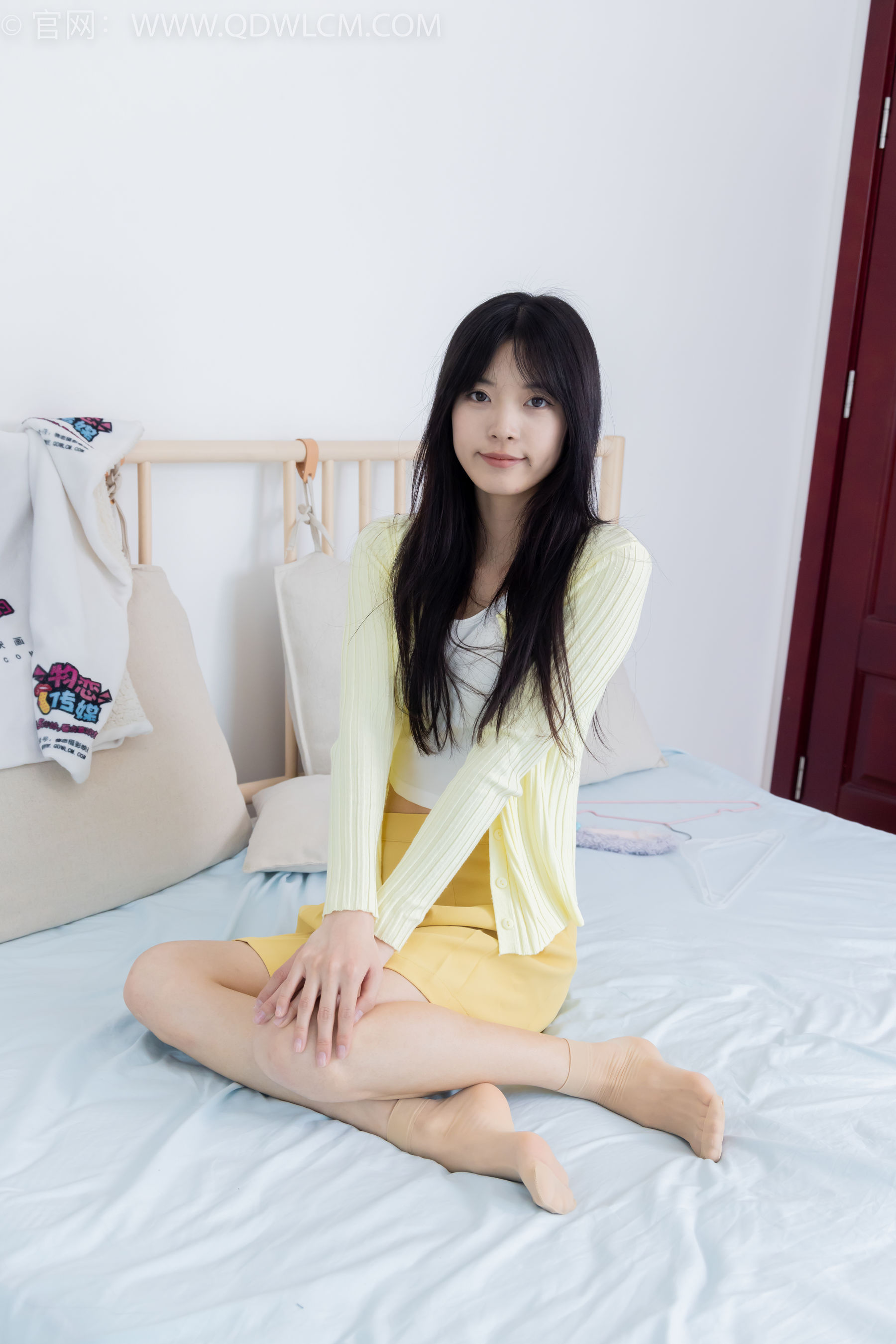 物恋传媒 No.2381 茯苓 - 板鞋、短肉丝、裸足/(195P)