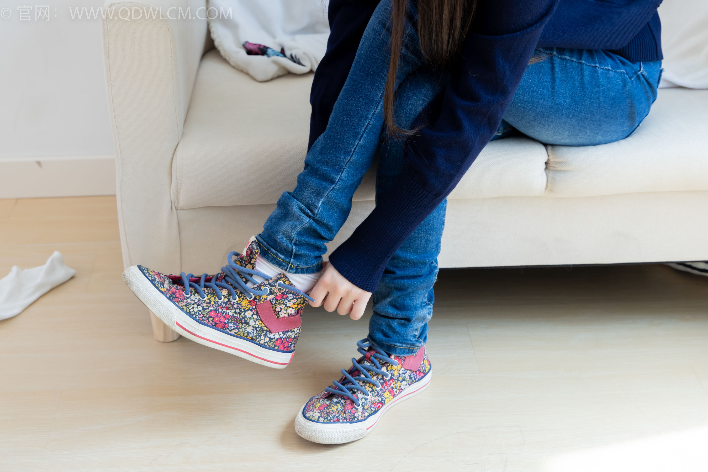 物恋传媒 No.2379 闪闪 - 帆布鞋、白棉袜、厚白丝小腿袜、裸足/(160P)