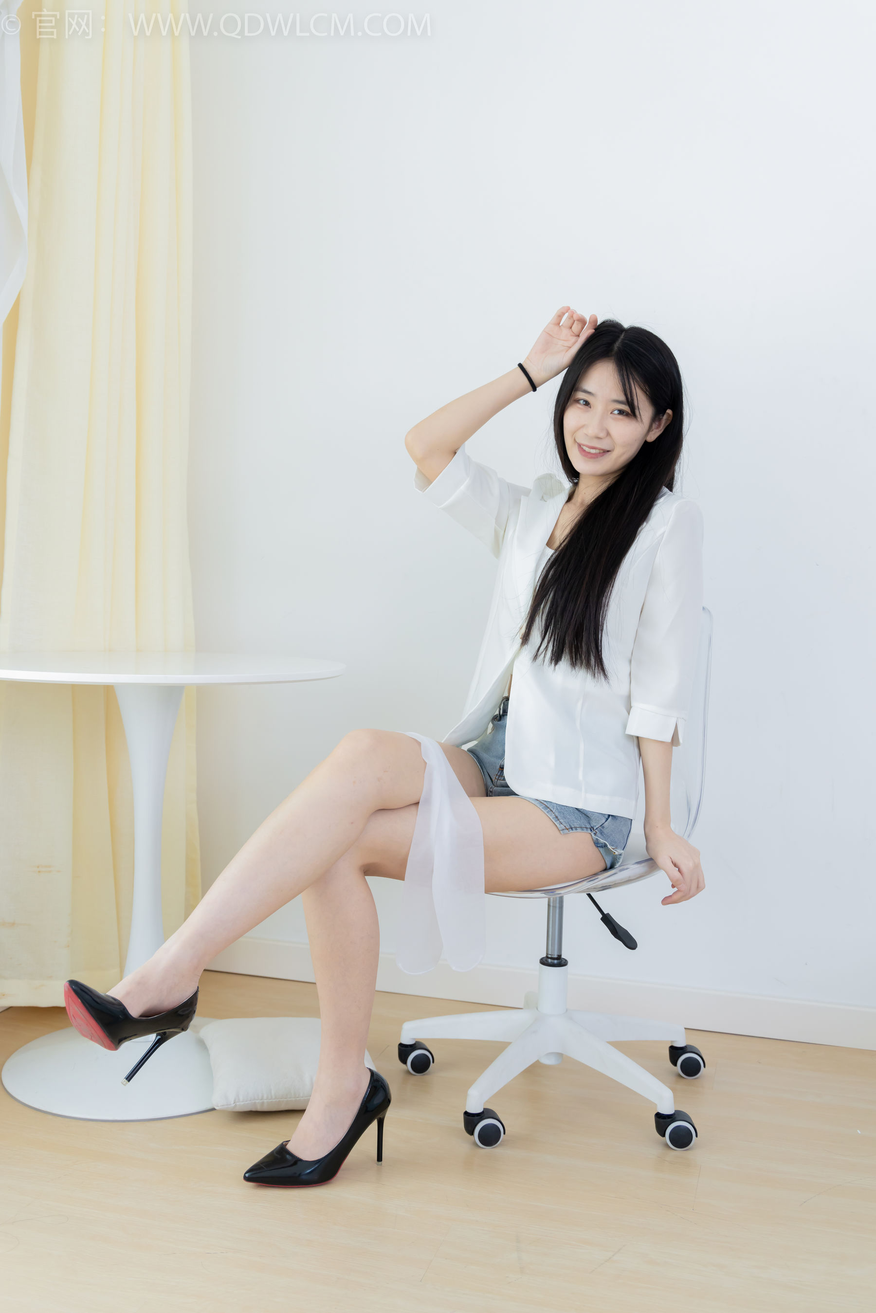 物恋传媒 No.2376 菜菜 - 三双鞋子、过膝白丝、过膝肉丝、过膝黑丝/(155P)