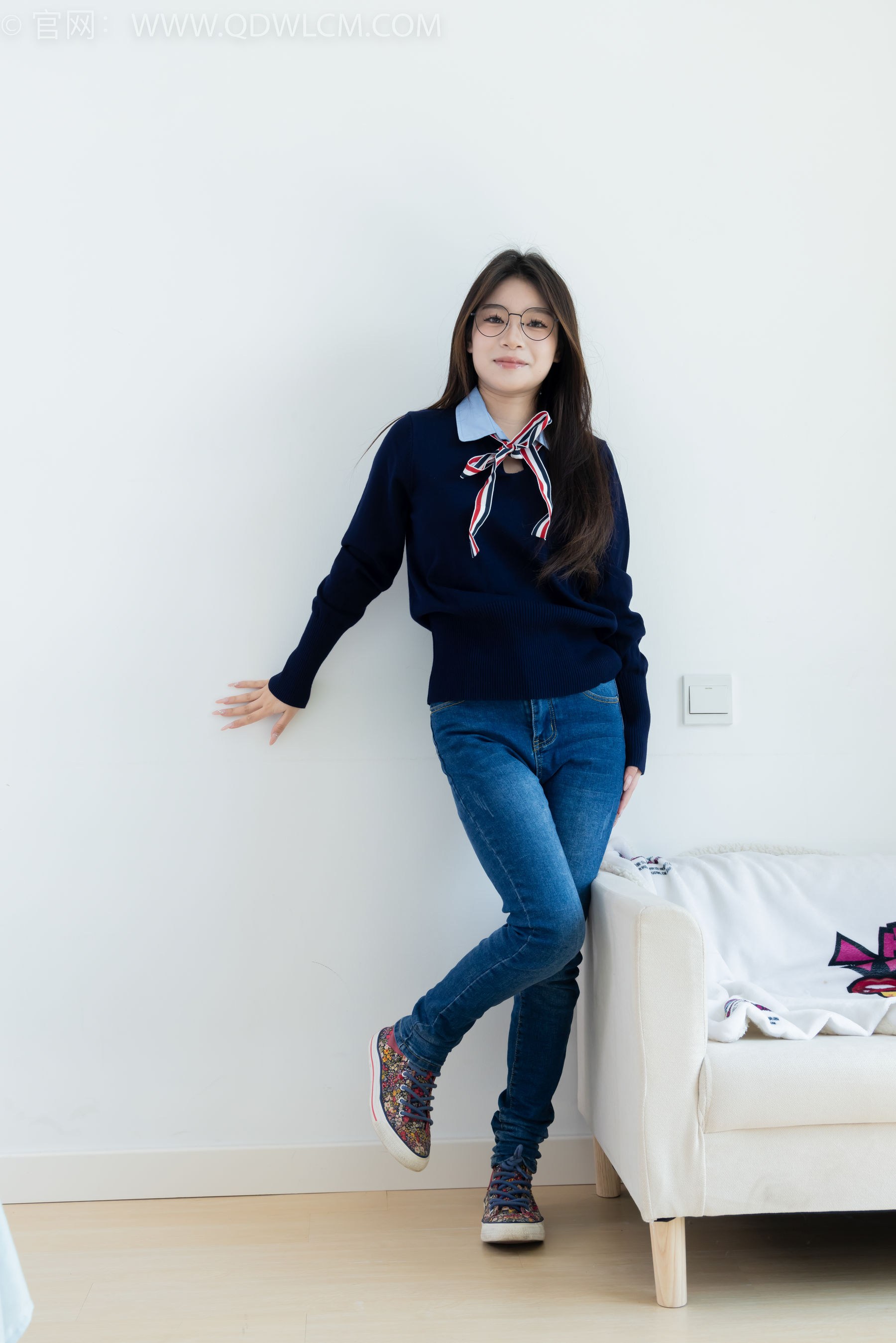 物恋传媒 No.2379 闪闪 - 帆布鞋、白棉袜、厚白丝小腿袜、裸足/(160P)