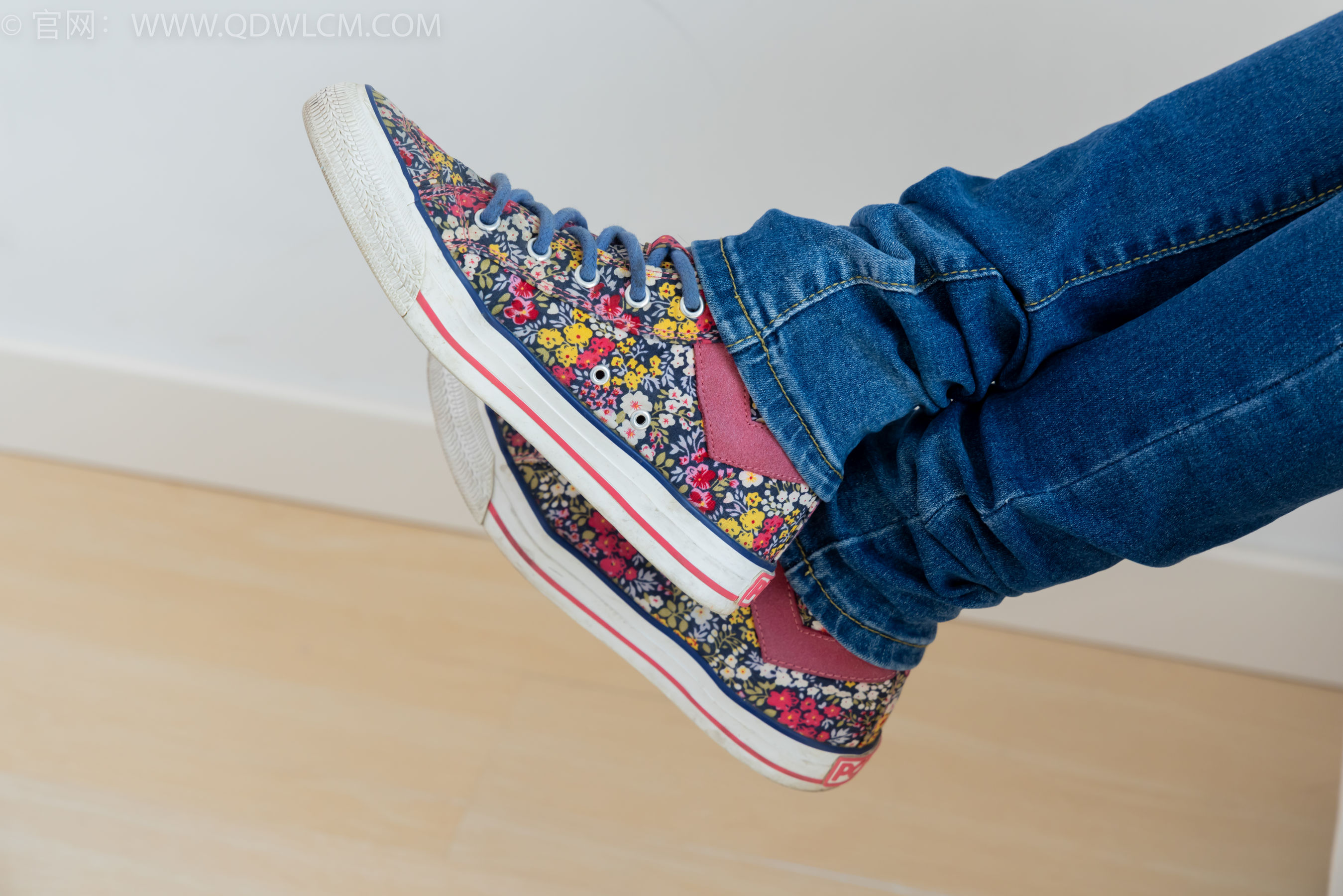 物恋传媒 No.2379 闪闪 - 帆布鞋、白棉袜、厚白丝小腿袜、裸足/(160P)