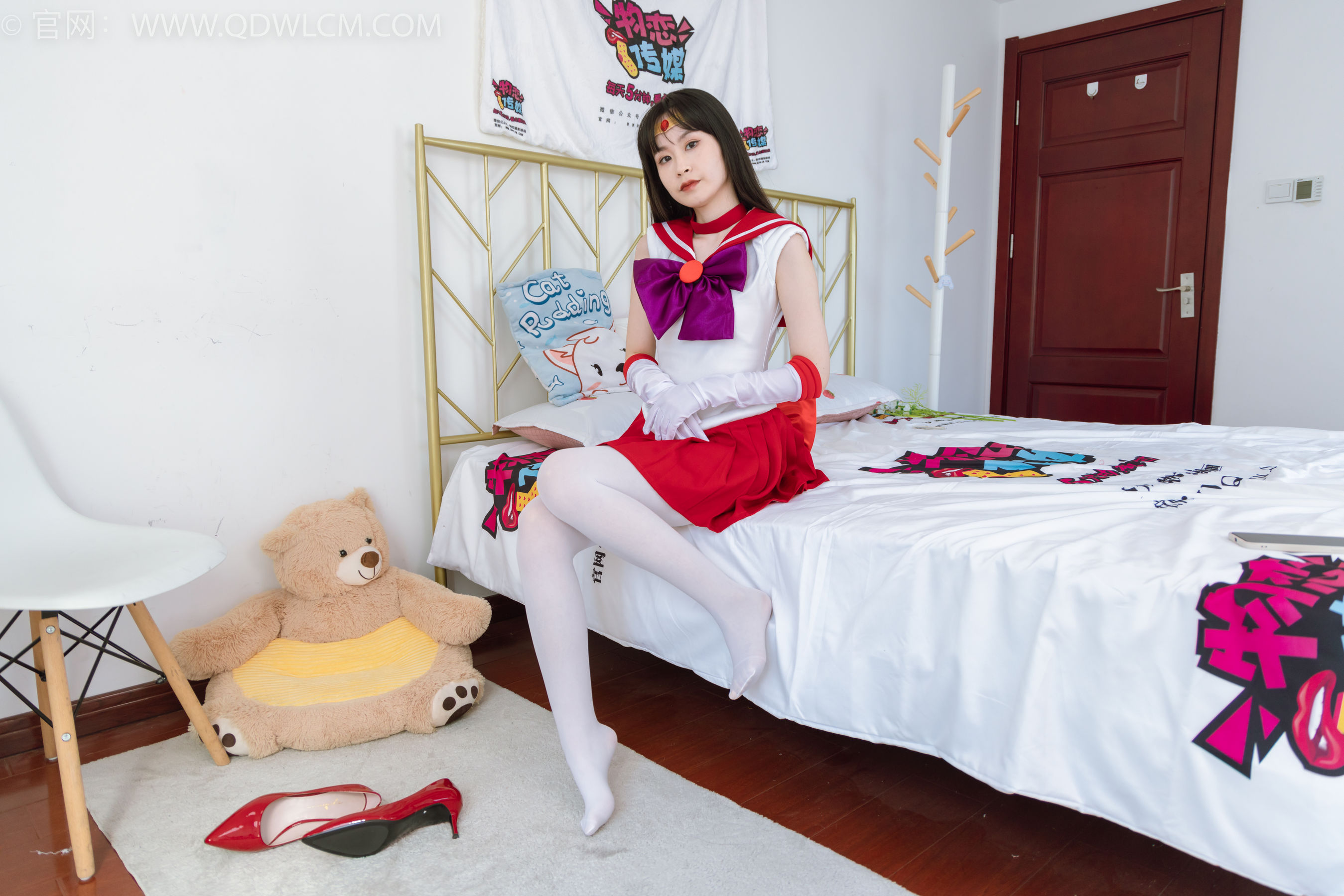 物恋传媒 No.2373 兮兮 - cos制服、高跟鞋、厚白丝/(150P)