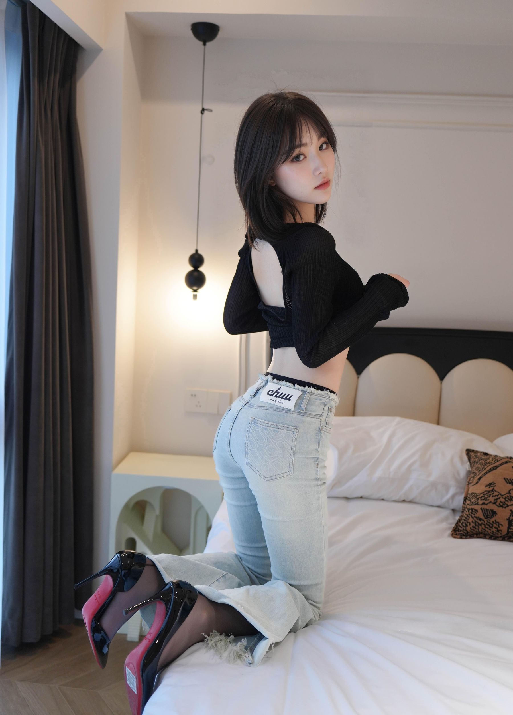 汁汁 - 牛仔裤下的虾线黑丝/(52P)