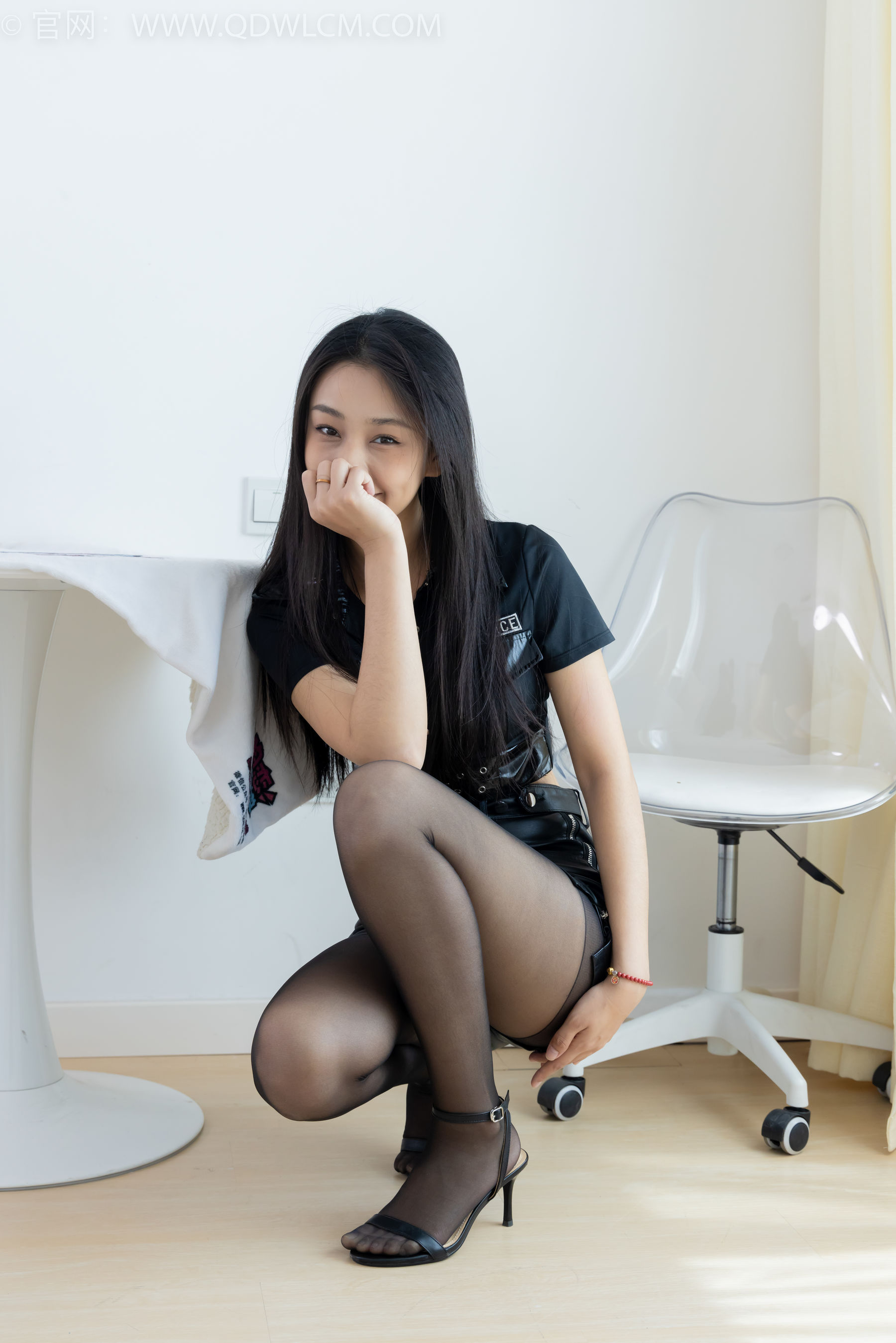 物恋传媒 No.2374 岚岚 - 高跟凉鞋、薄黑丝脚尖透明款、肚子疼揉肚子剧情/(150P)