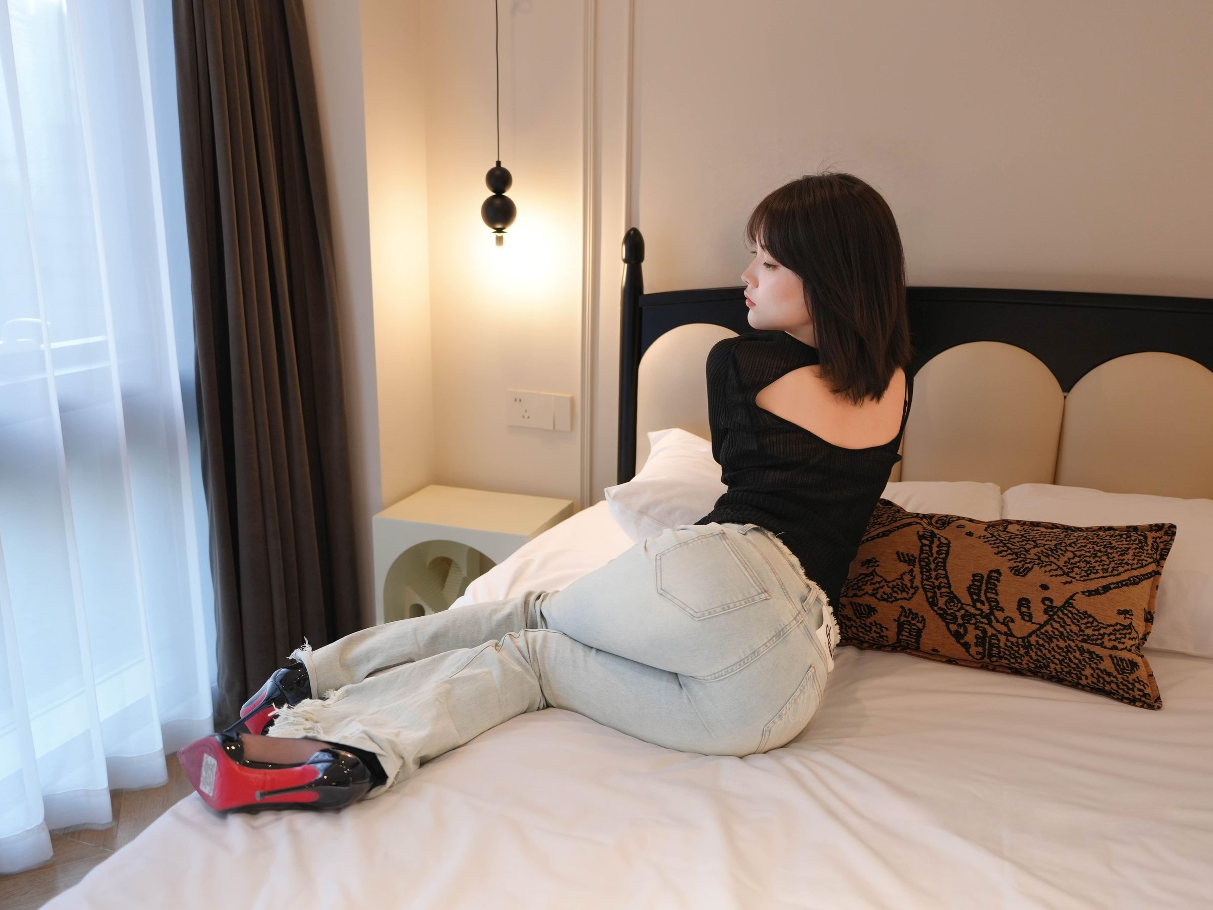 汁汁 - 牛仔裤下的虾线黑丝/(52P)