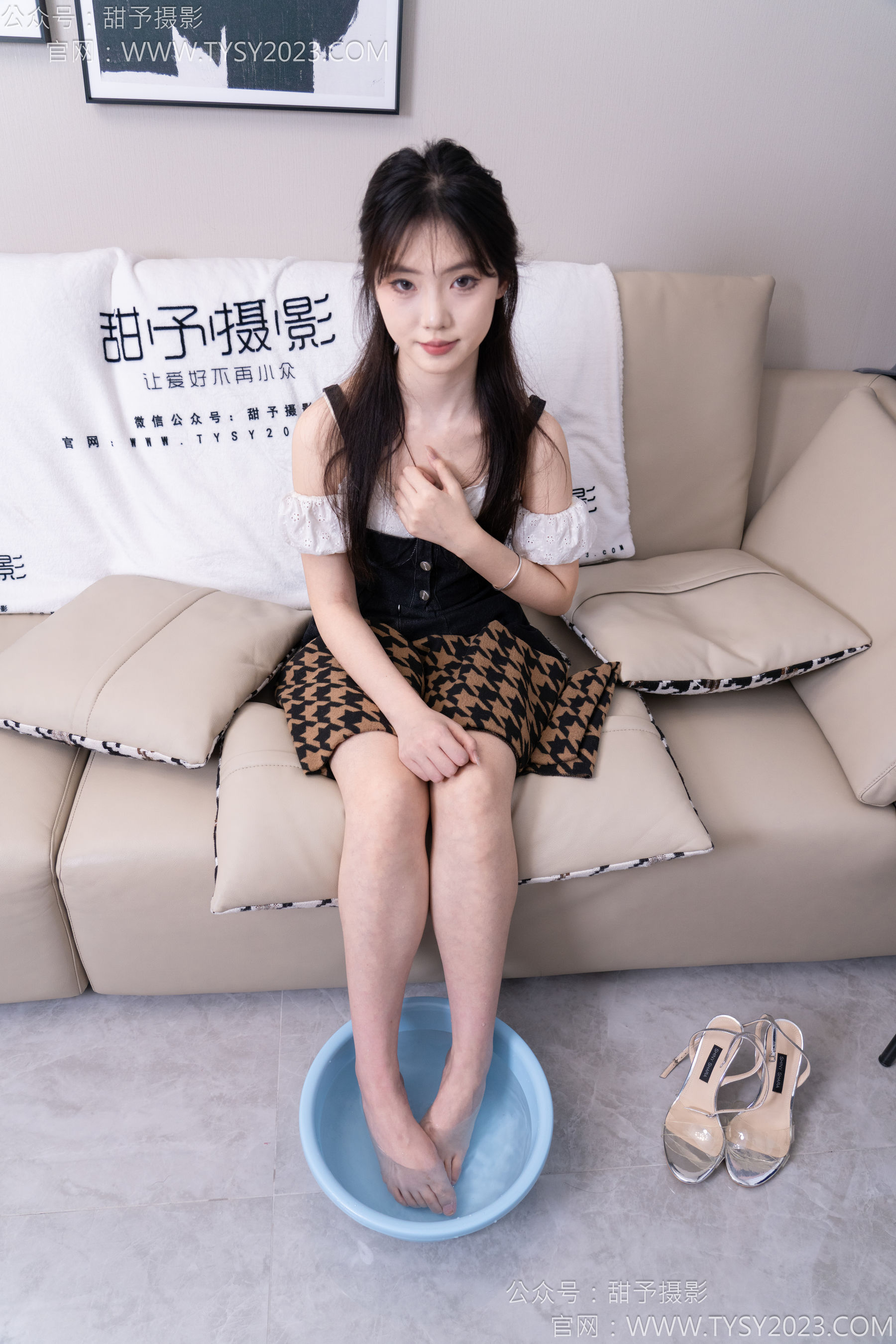 甜予摄影 No.143 璇璇 - 高跟鞋、裸足、泡脚涂抹婴儿油以及踩蛋糕剧情/(168P)