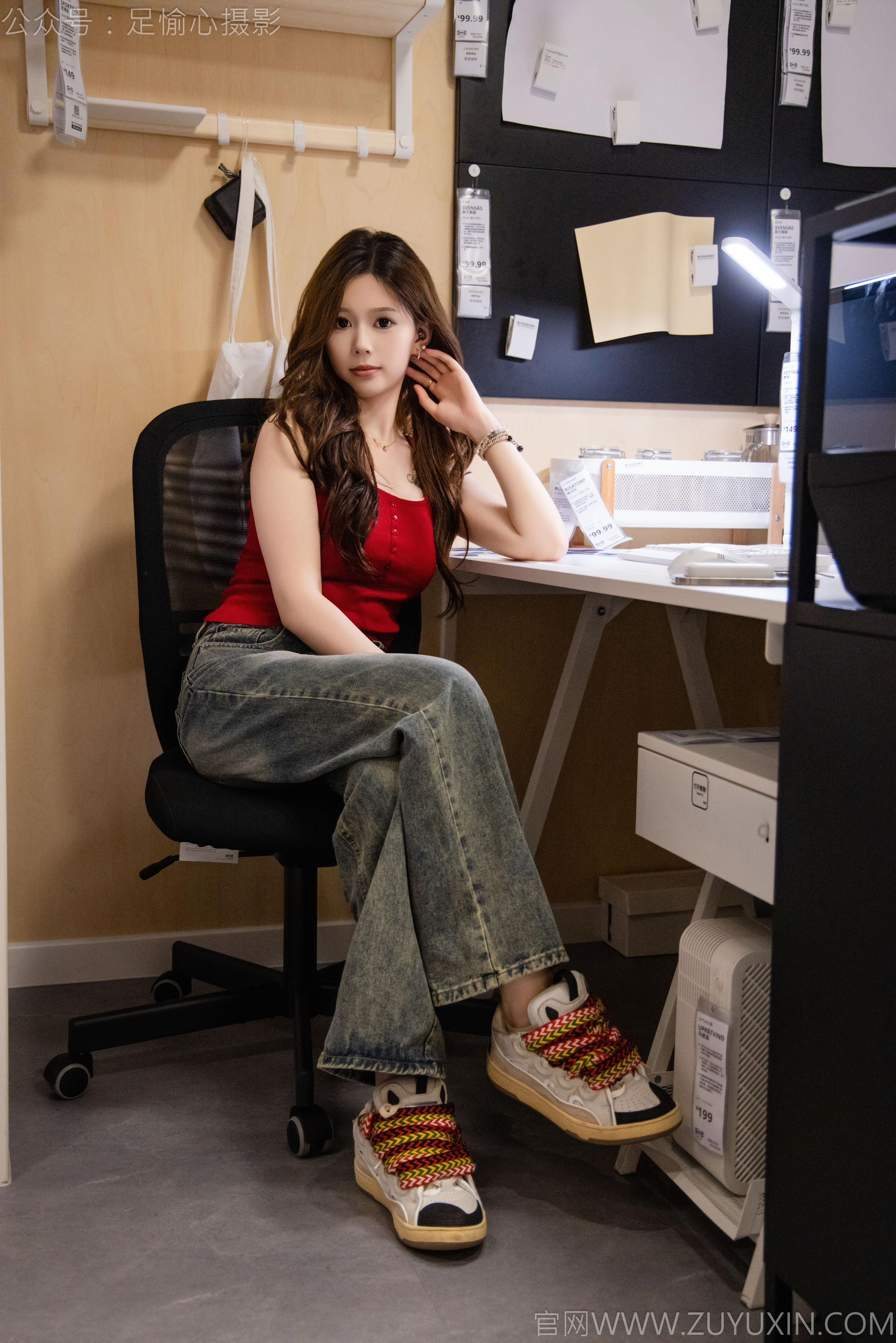 足愉心 No.021 心凌 （搭配：红色吊带、牛仔长裤、宽松板鞋、白色棉袜、裸足）/(125P)