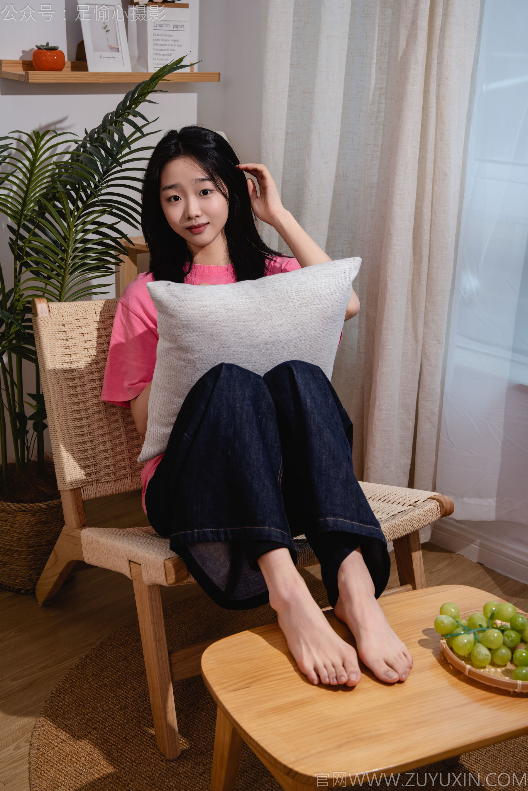 足愉心 No.018 奶芙 （搭配：粉色T恤、牛仔长裤、运动鞋、白色棉袜、裸足）/(110P)