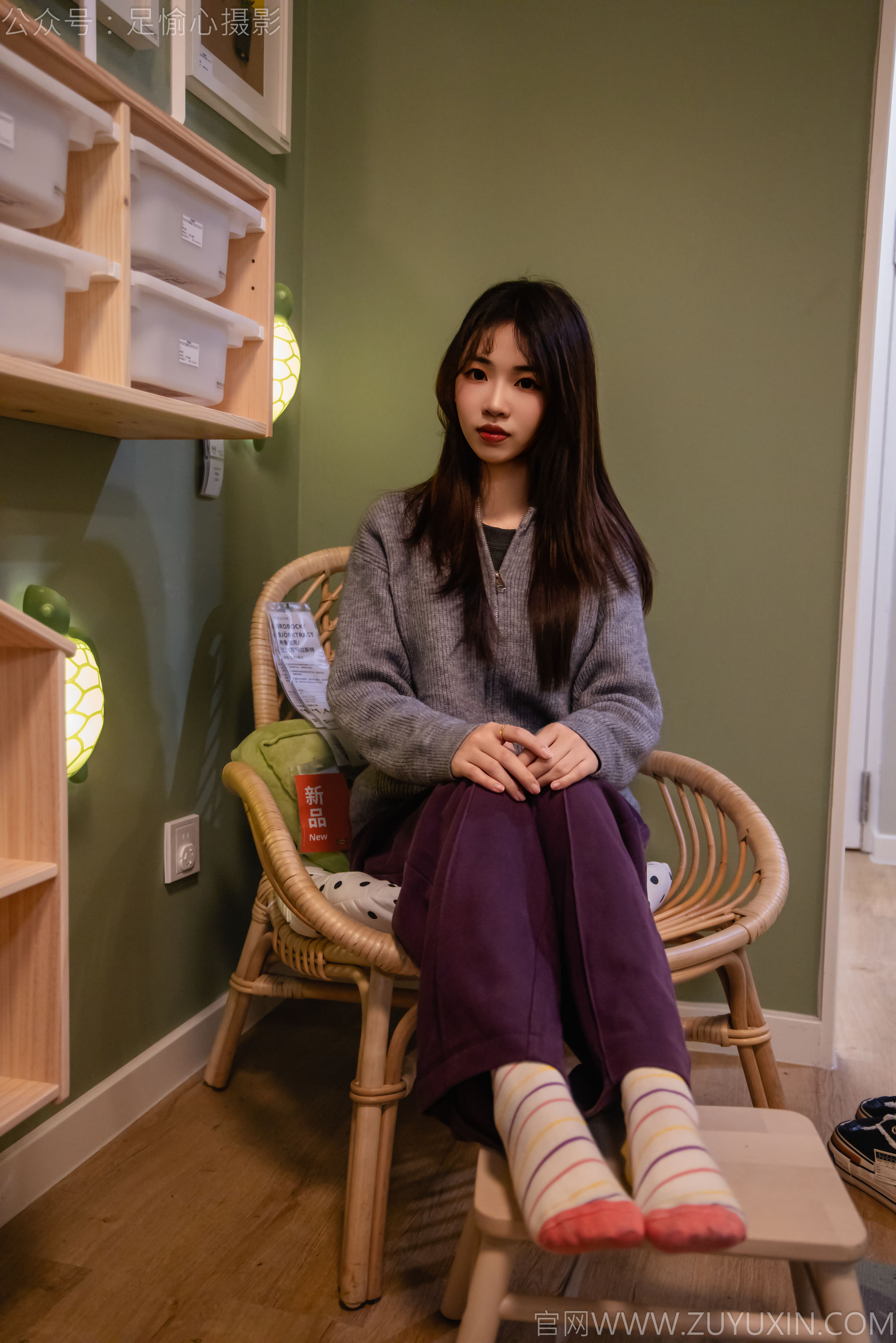 足愉心 No.016 软软 （搭配：灰色线套、紫色长裤、帆布鞋、卡通棉袜、裸足）/(110P)