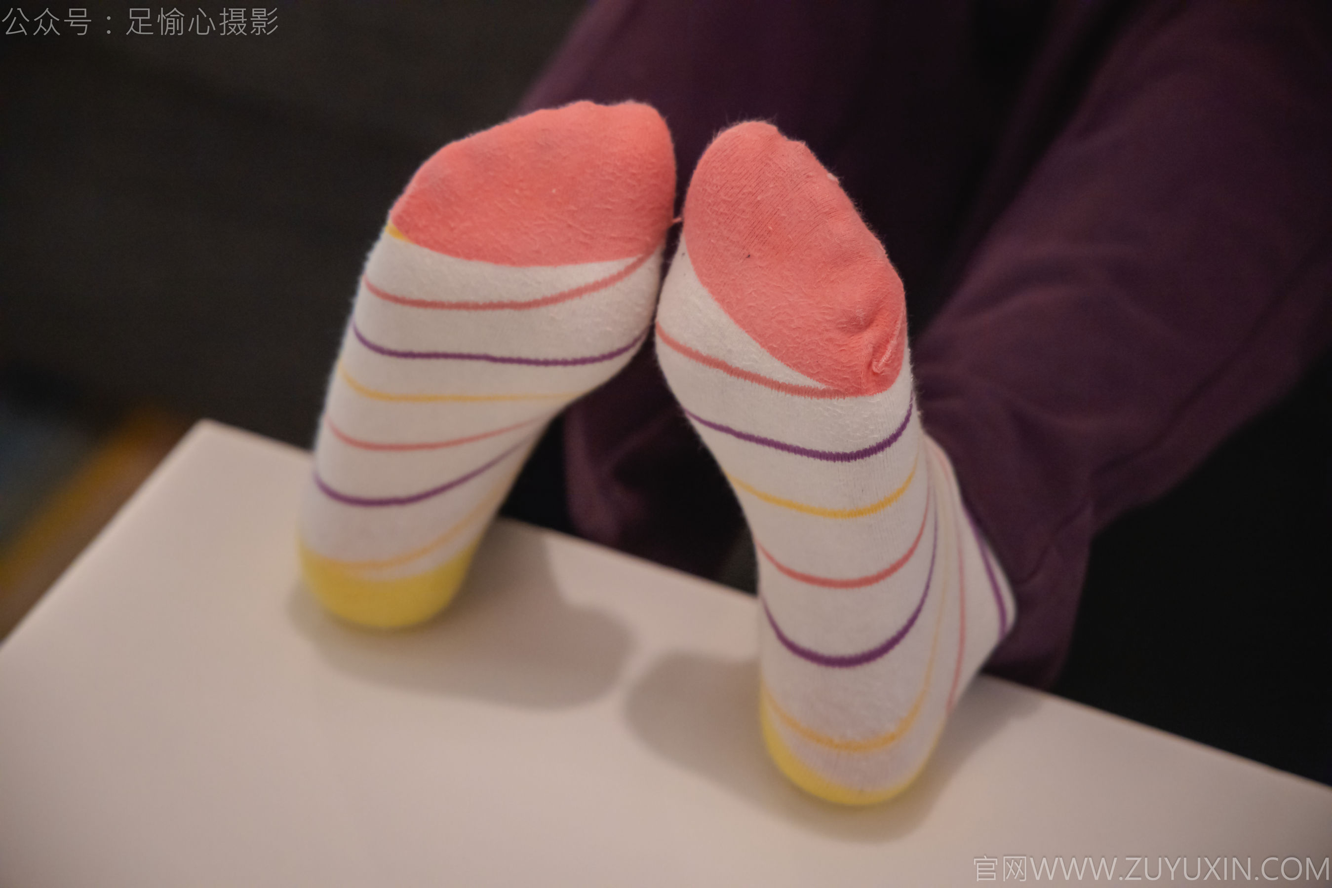 足愉心 No.016 软软 （搭配：灰色线套、紫色长裤、帆布鞋、卡通棉袜、裸足）/(110P)