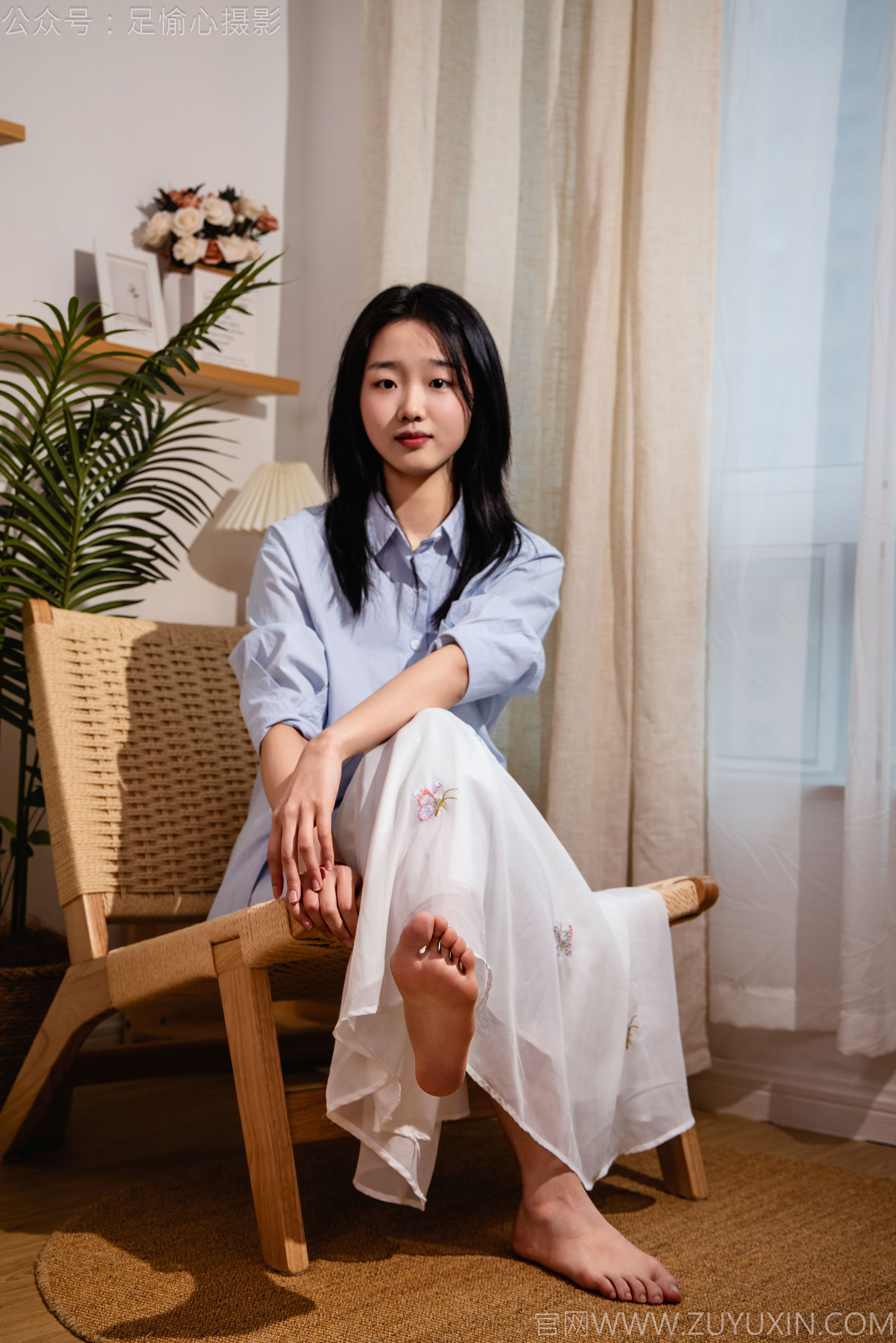 足愉心 No.023 奶芙 （搭配：蓝色衬衫、白色长裙、帆布鞋、白色棉袜、裸足）/(111P)