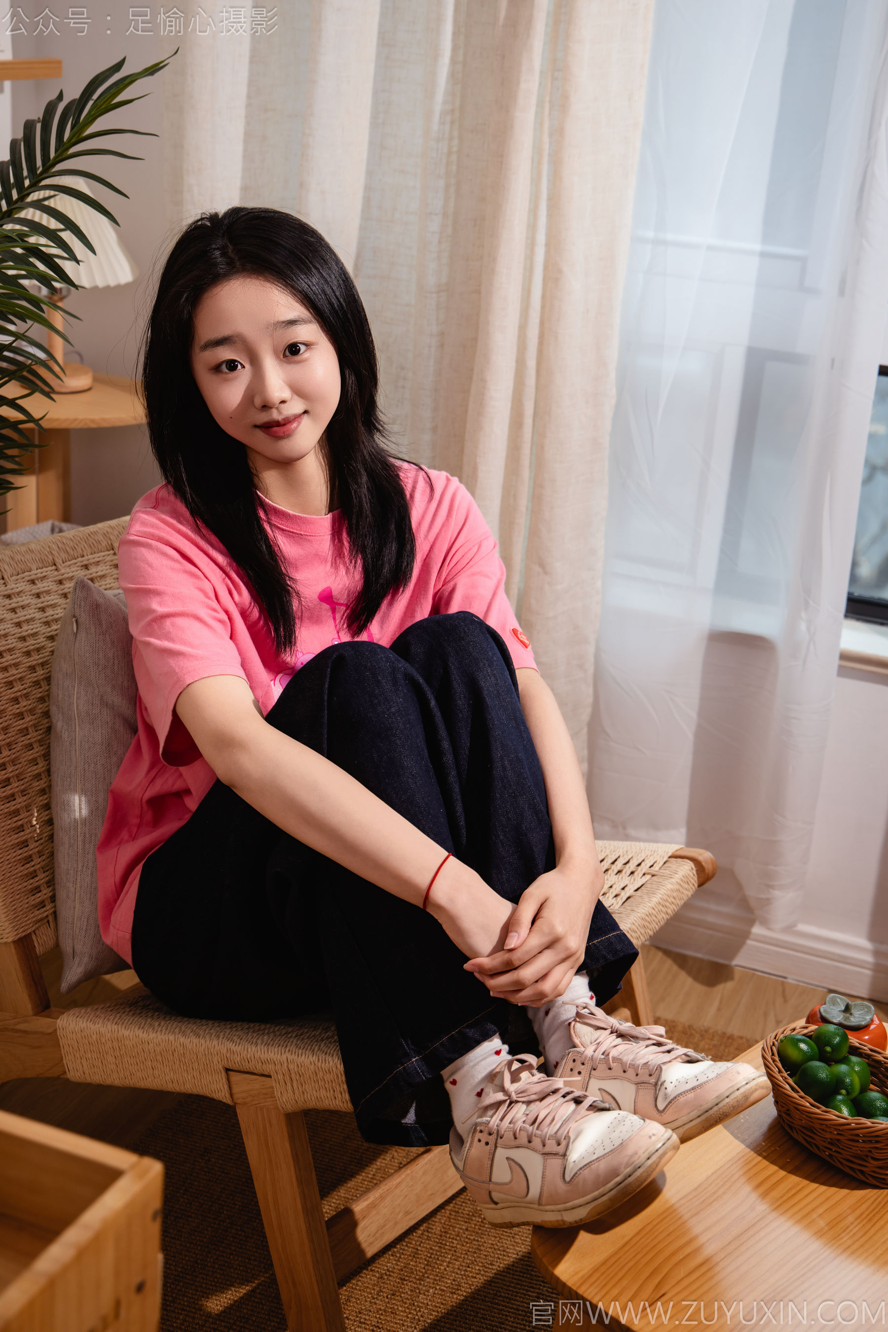 足愉心 No.018 奶芙 （搭配：粉色T恤、牛仔长裤、运动鞋、白色棉袜、裸足）/(110P)