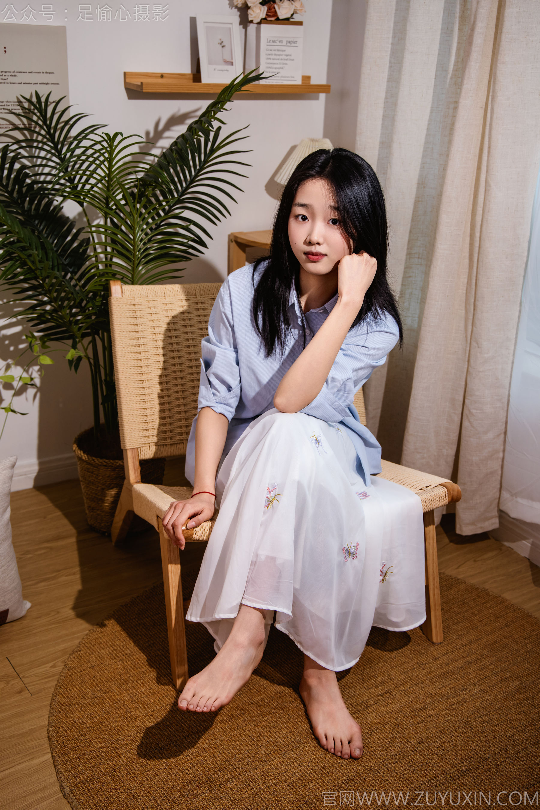 足愉心 No.023 奶芙 （搭配：蓝色衬衫、白色长裙、帆布鞋、白色棉袜、裸足）/(111P)