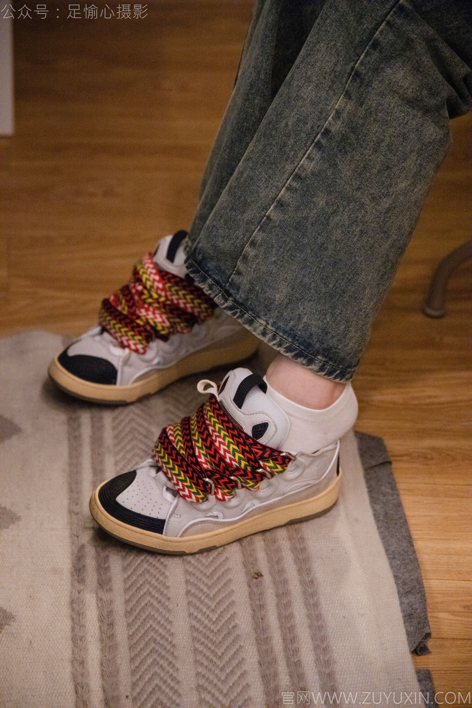 足愉心 No.021 心凌 （搭配：红色吊带、牛仔长裤、宽松板鞋、白色棉袜、裸足）/(125P)