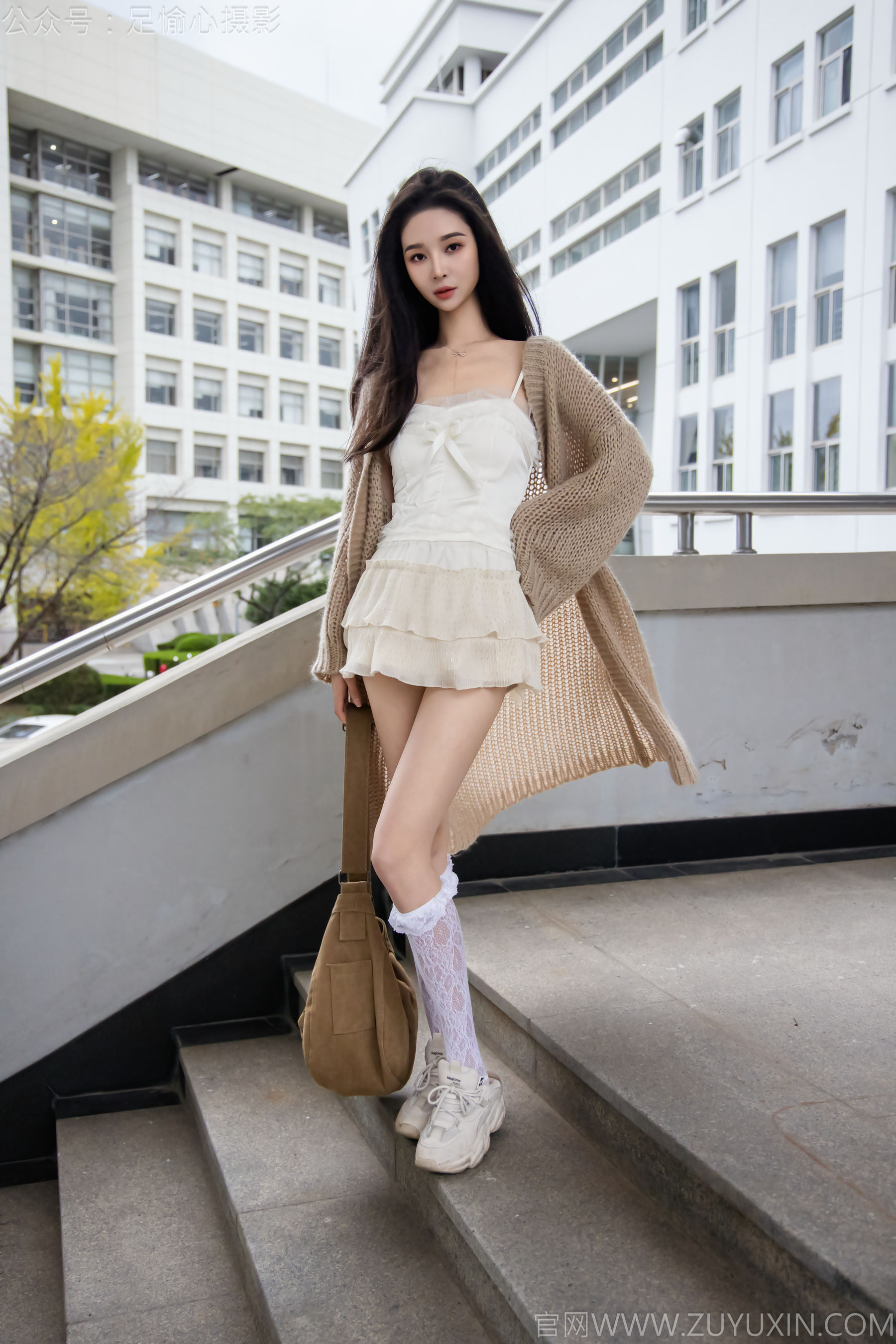 足愉心 No.17 南南 （搭配：针织长衣、白色吊带、运动鞋、白色丝袜、裸足）/(110P)