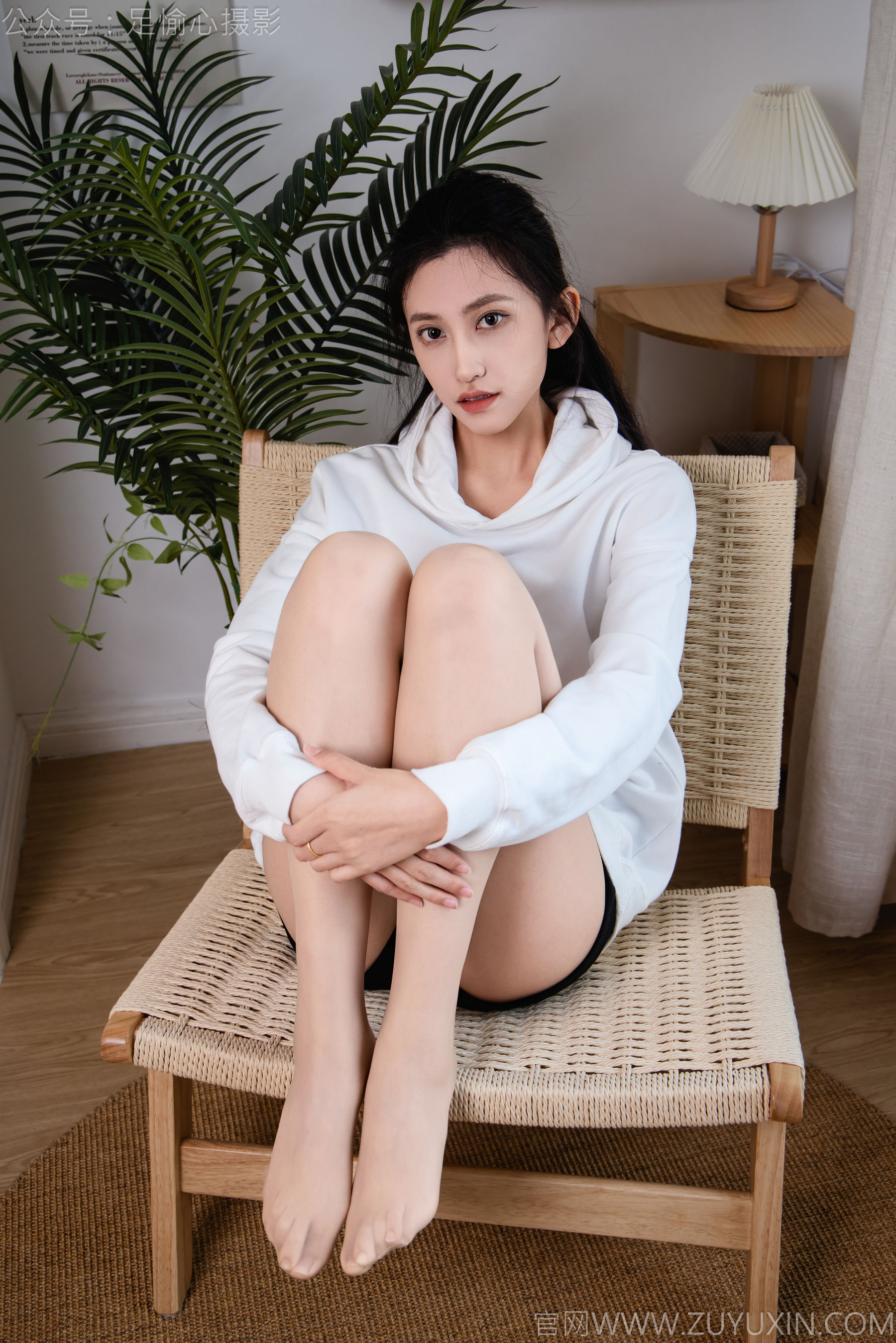 足愉心 No.022 可乐 （搭配：白色卫衣、黑色打底裤、运动鞋、肉丝色袜、白色长筒棉袜）/(110P)