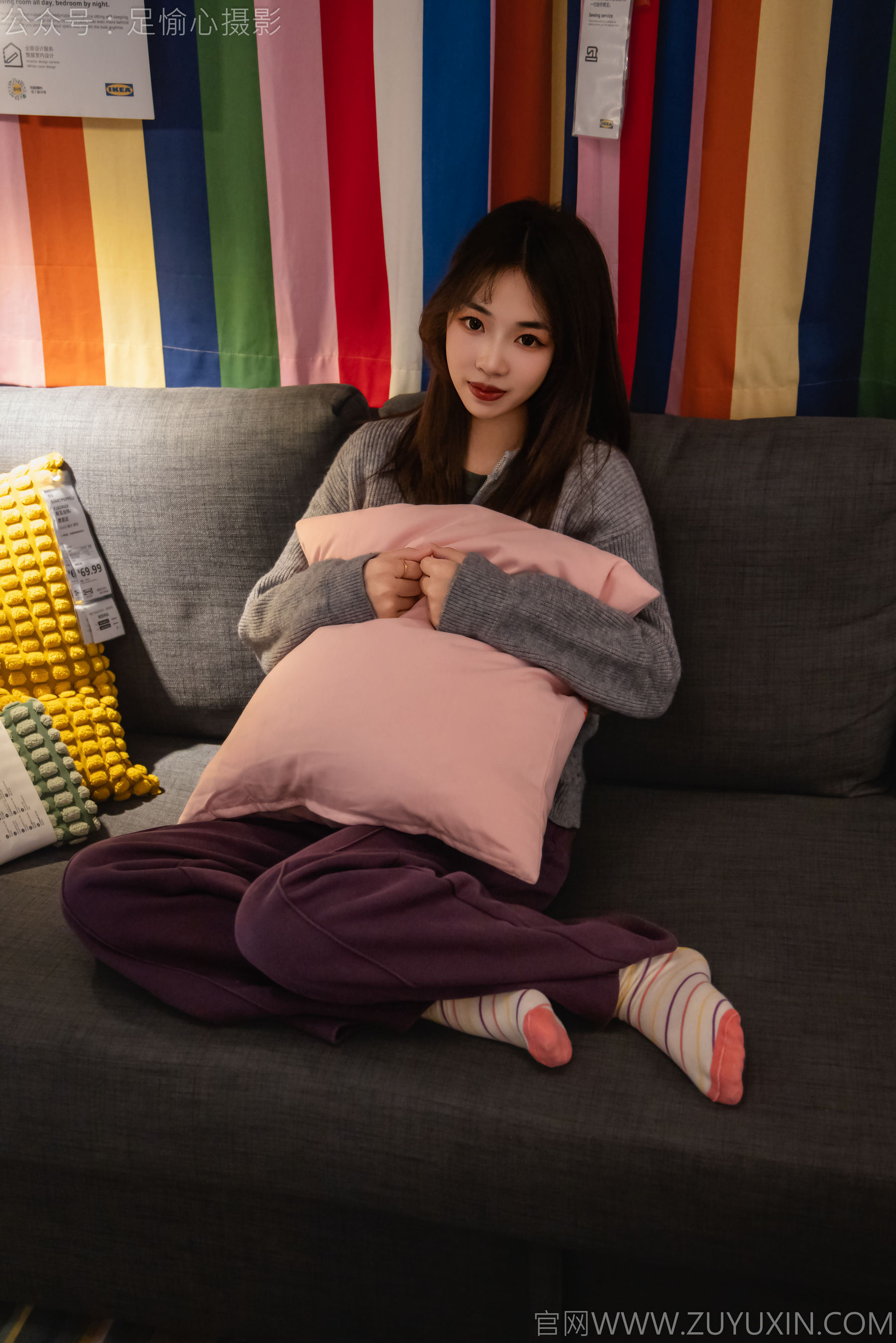 足愉心 No.016 软软 （搭配：灰色线套、紫色长裤、帆布鞋、卡通棉袜、裸足）/(110P)