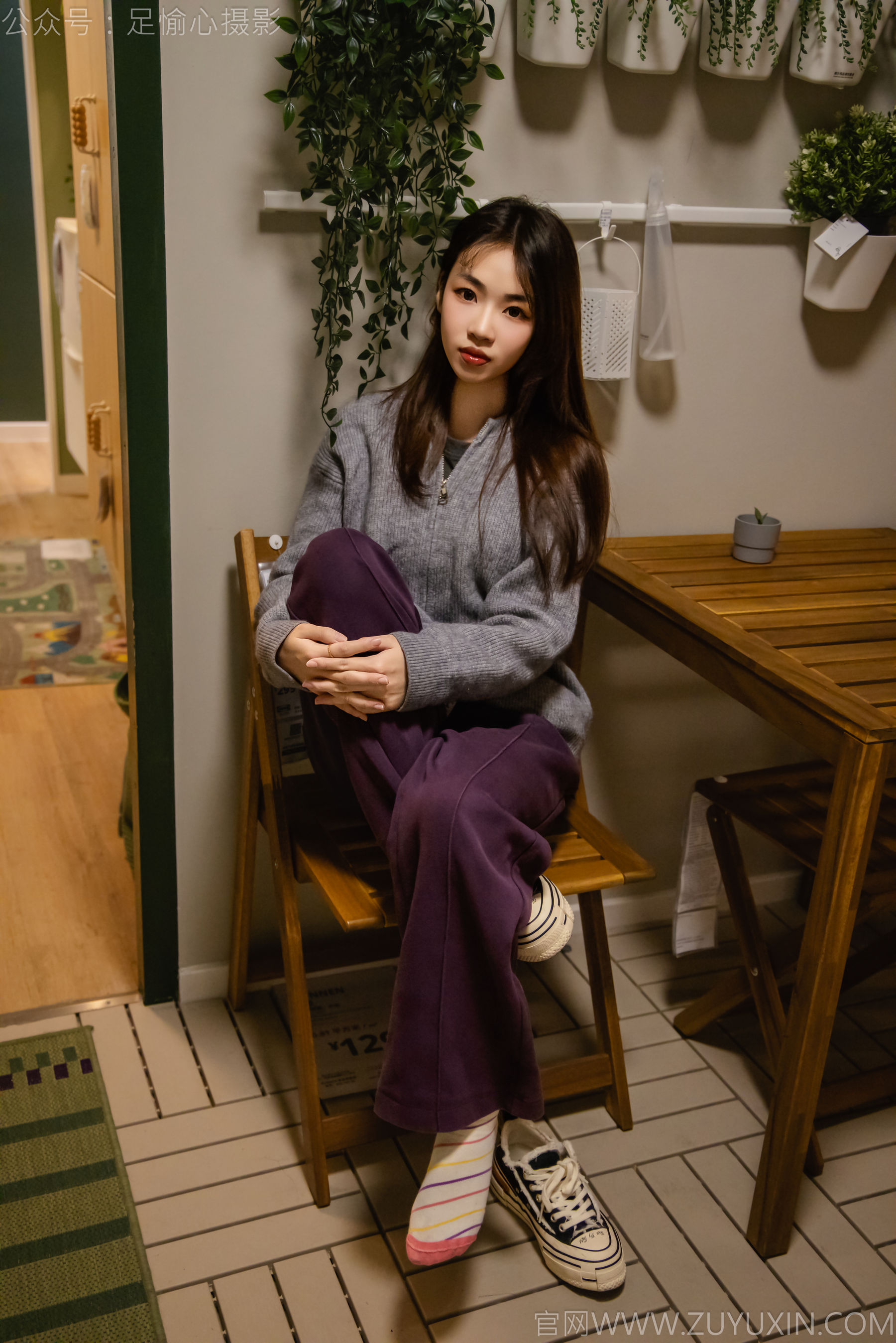 足愉心 No.016 软软 （搭配：灰色线套、紫色长裤、帆布鞋、卡通棉袜、裸足）/(110P)