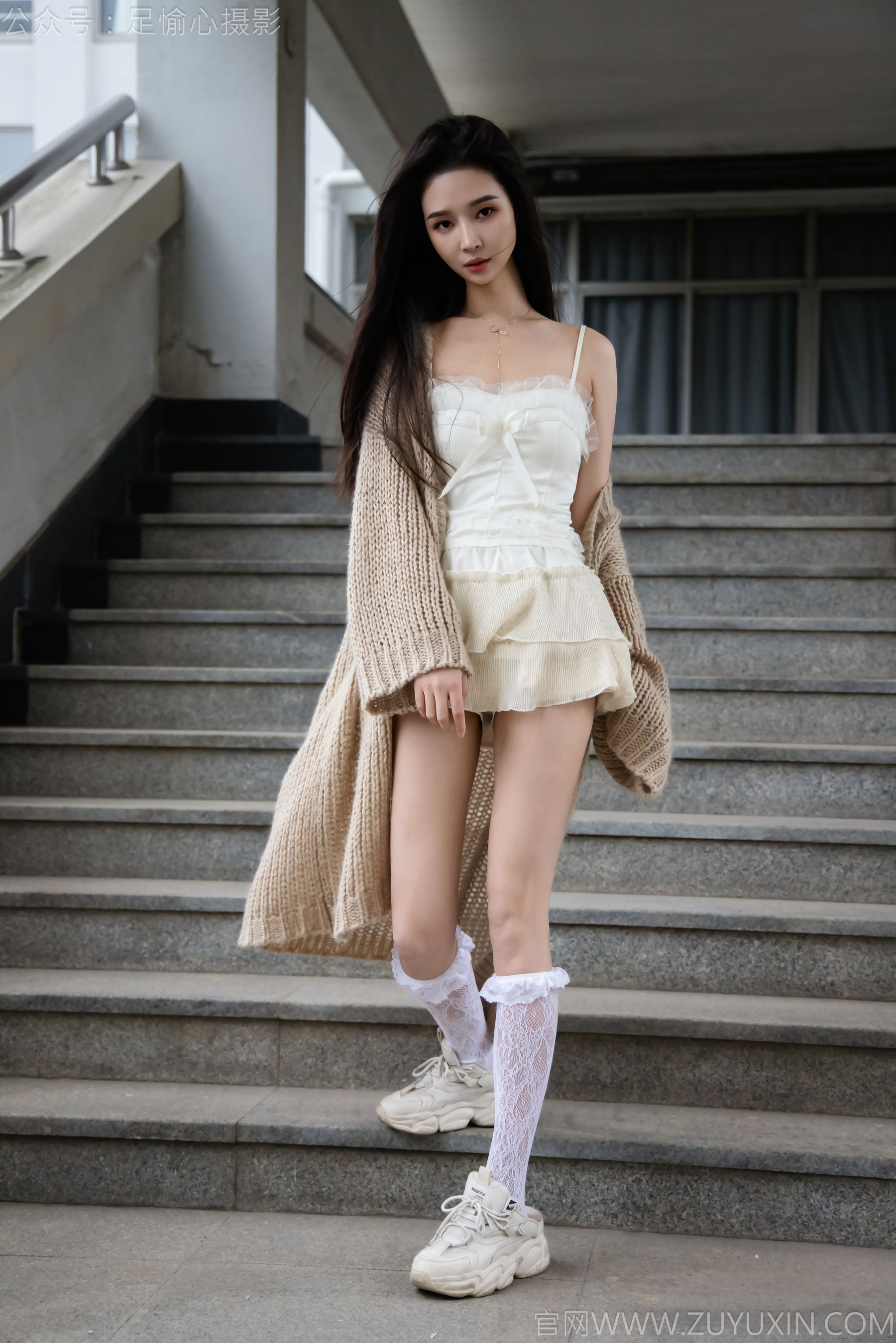 足愉心 No.17 南南 （搭配：针织长衣、白色吊带、运动鞋、白色丝袜、裸足）/(110P)