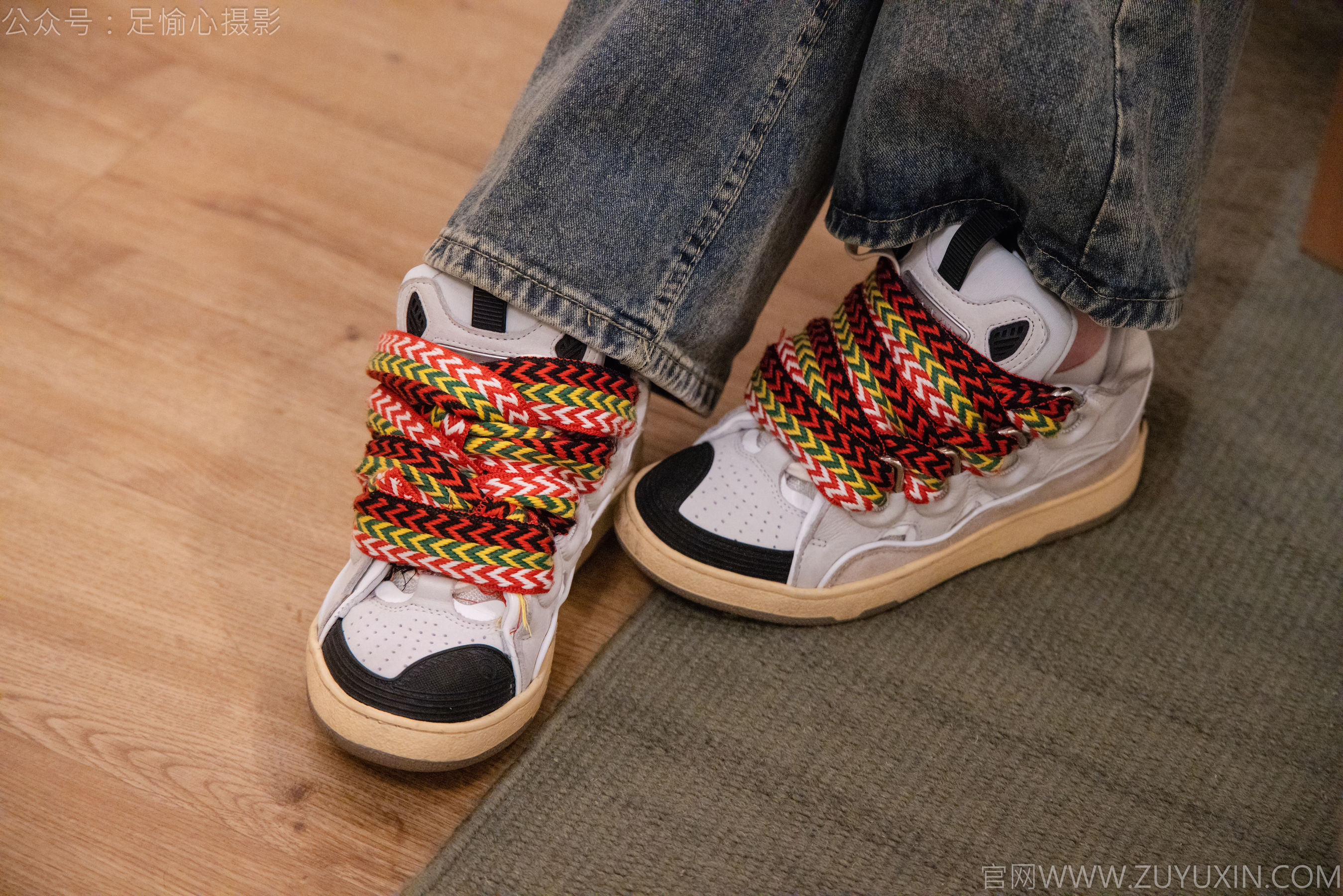 足愉心 No.021 心凌 （搭配：红色吊带、牛仔长裤、宽松板鞋、白色棉袜、裸足）/(125P)