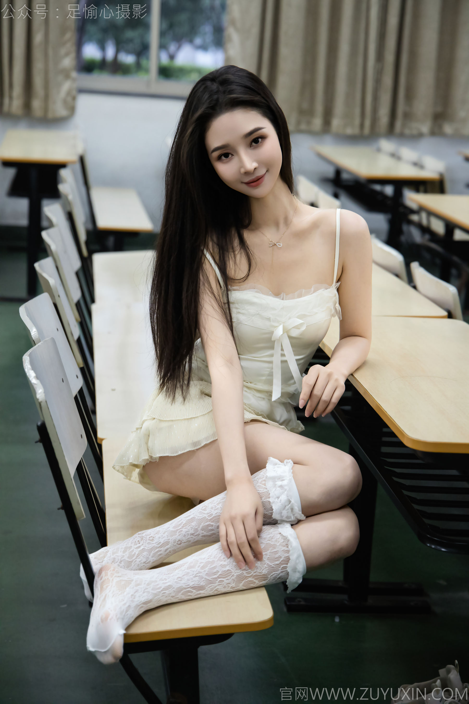 足愉心 No.17 南南 （搭配：针织长衣、白色吊带、运动鞋、白色丝袜、裸足）/(110P)