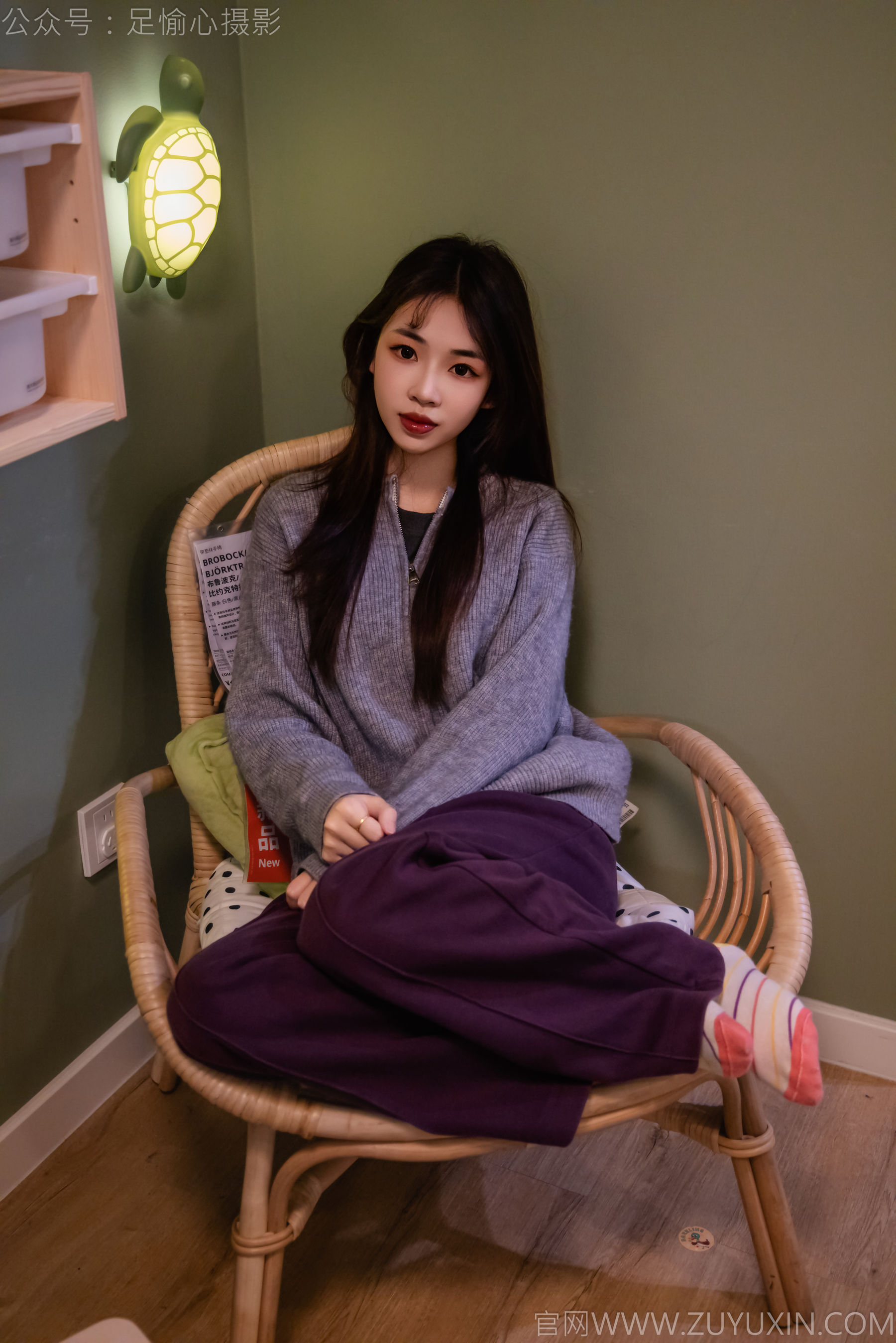 足愉心 No.016 软软 （搭配：灰色线套、紫色长裤、帆布鞋、卡通棉袜、裸足）/(110P)