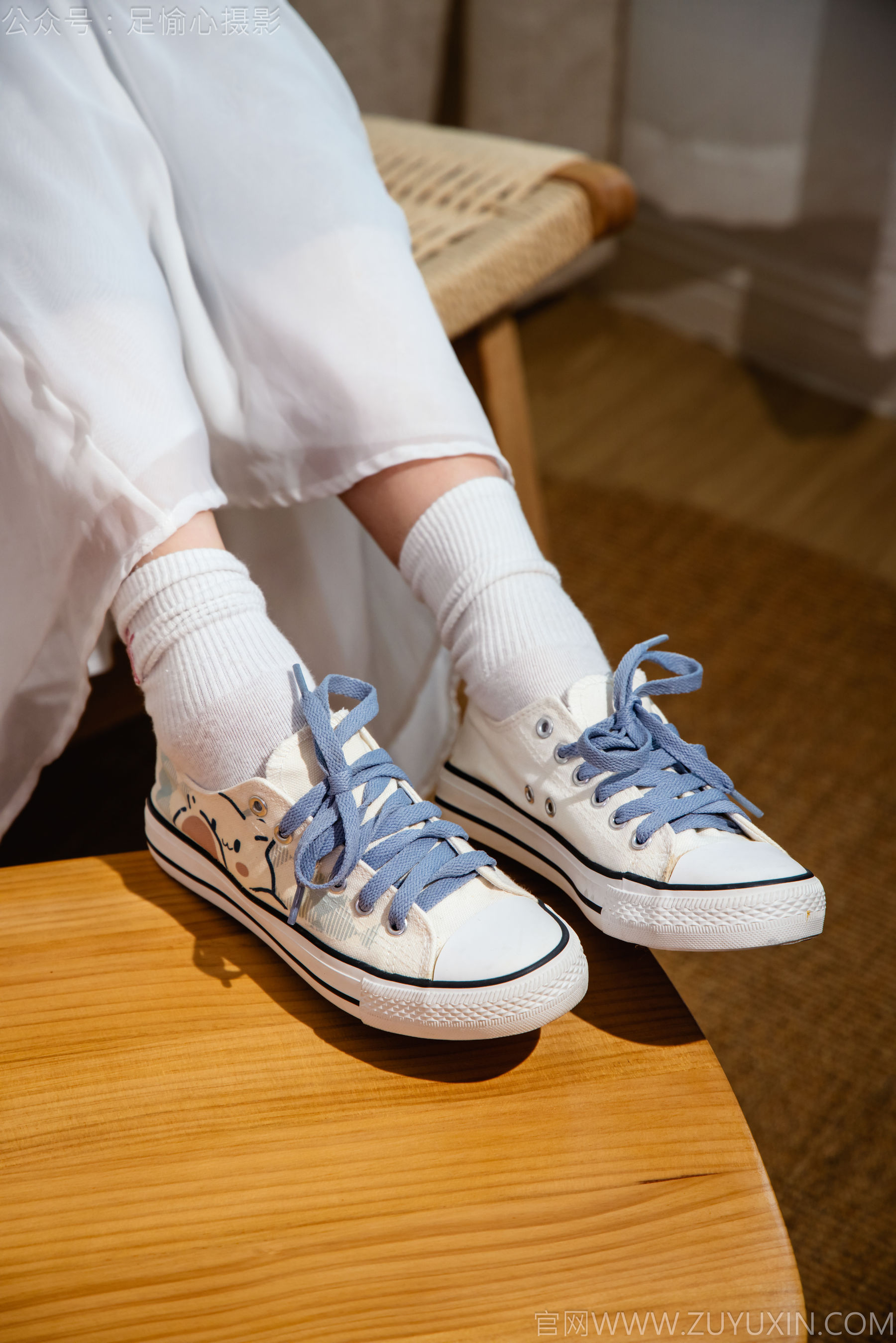 足愉心 No.023 奶芙 （搭配：蓝色衬衫、白色长裙、帆布鞋、白色棉袜、裸足）/(111P)