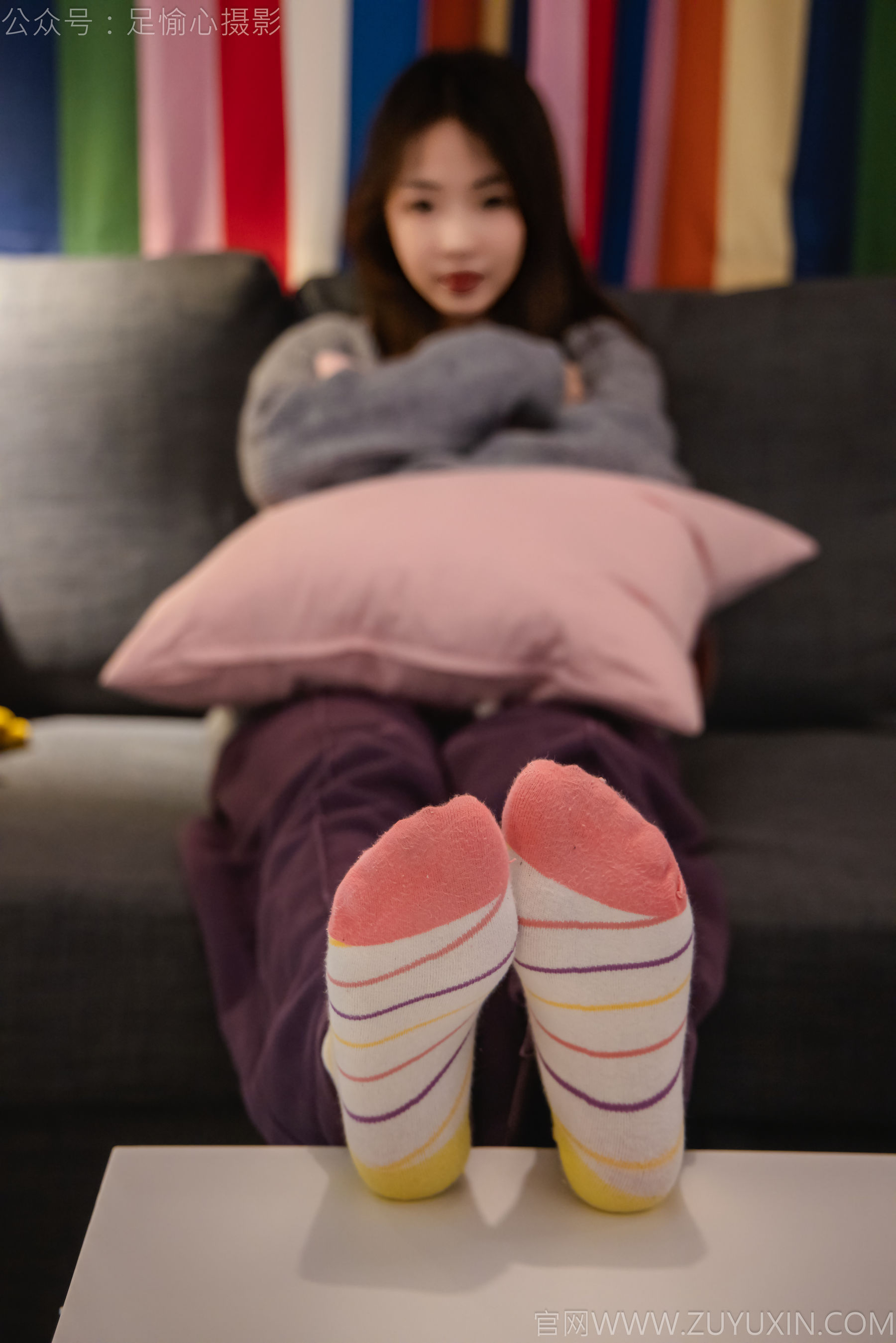 足愉心 No.016 软软 （搭配：灰色线套、紫色长裤、帆布鞋、卡通棉袜、裸足）/(110P)