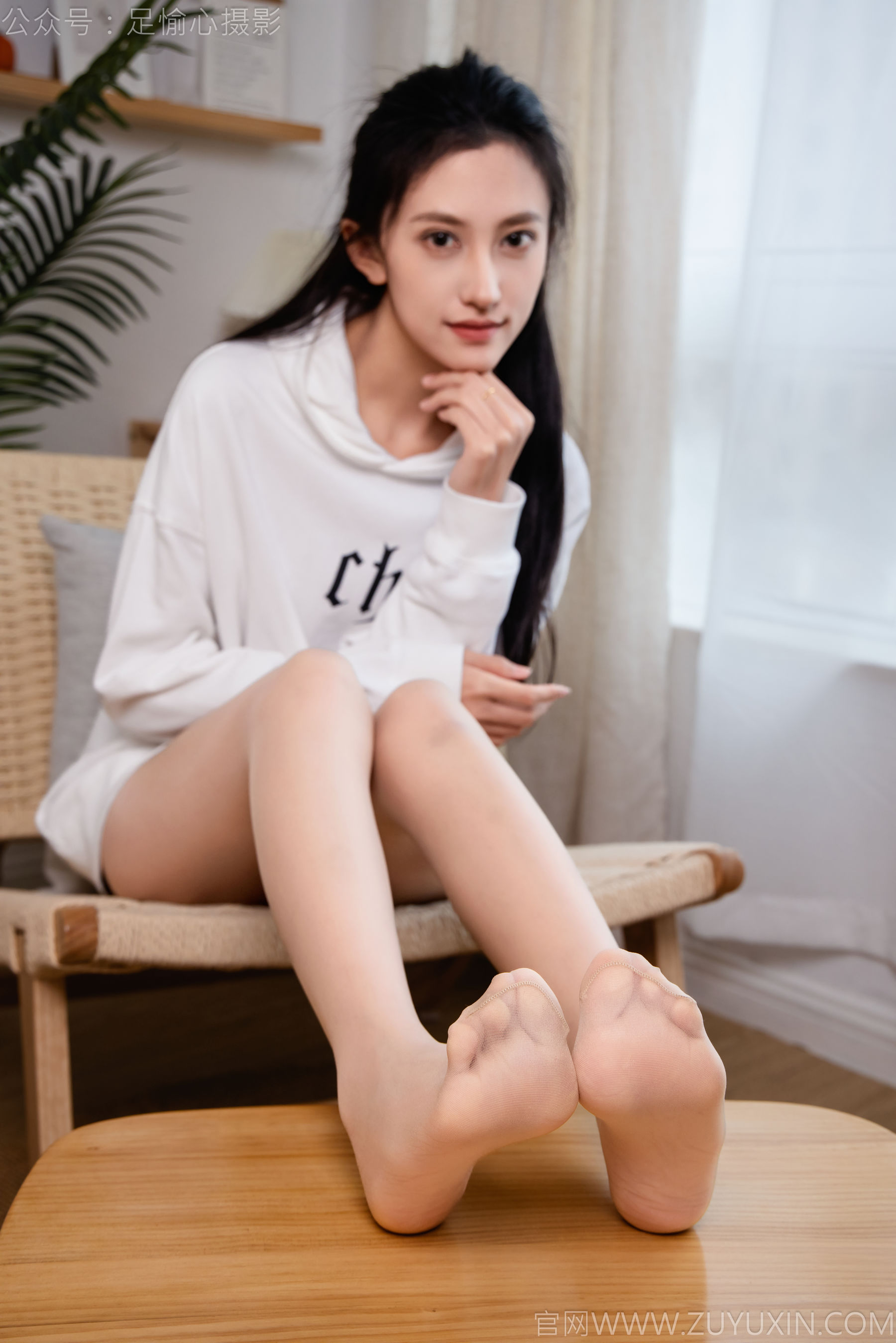 足愉心 No.022 可乐 （搭配：白色卫衣、黑色打底裤、运动鞋、肉丝色袜、白色长筒棉袜）/(110P)