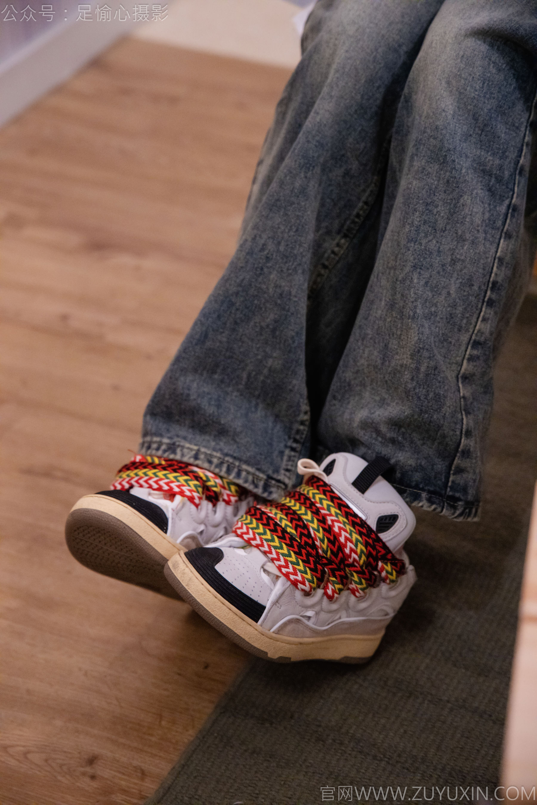 足愉心 No.021 心凌 （搭配：红色吊带、牛仔长裤、宽松板鞋、白色棉袜、裸足）/(125P)