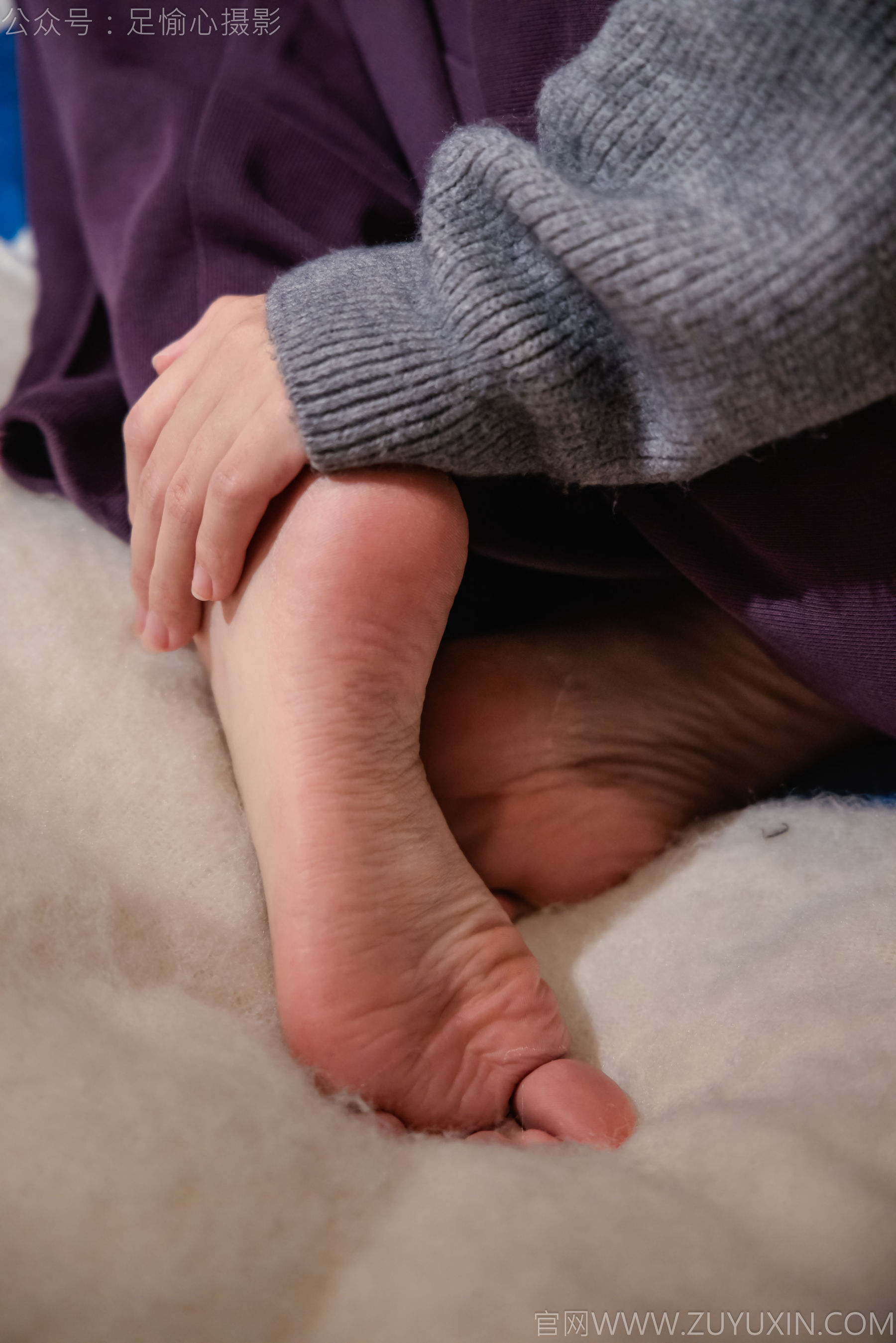 足愉心 No.016 软软 （搭配：灰色线套、紫色长裤、帆布鞋、卡通棉袜、裸足）/(110P)