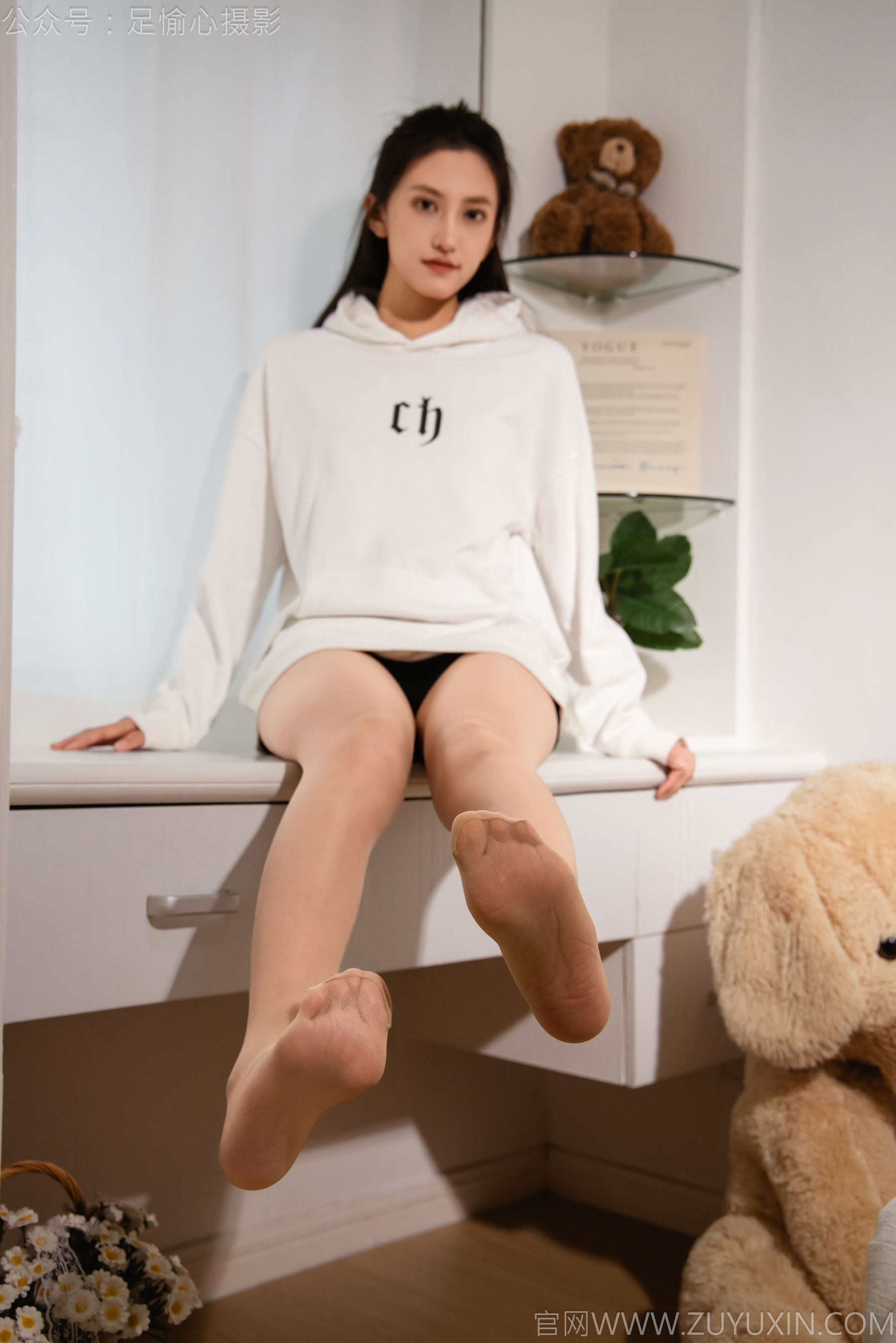 足愉心 No.022 可乐 （搭配：白色卫衣、黑色打底裤、运动鞋、肉丝色袜、白色长筒棉袜）/(110P)