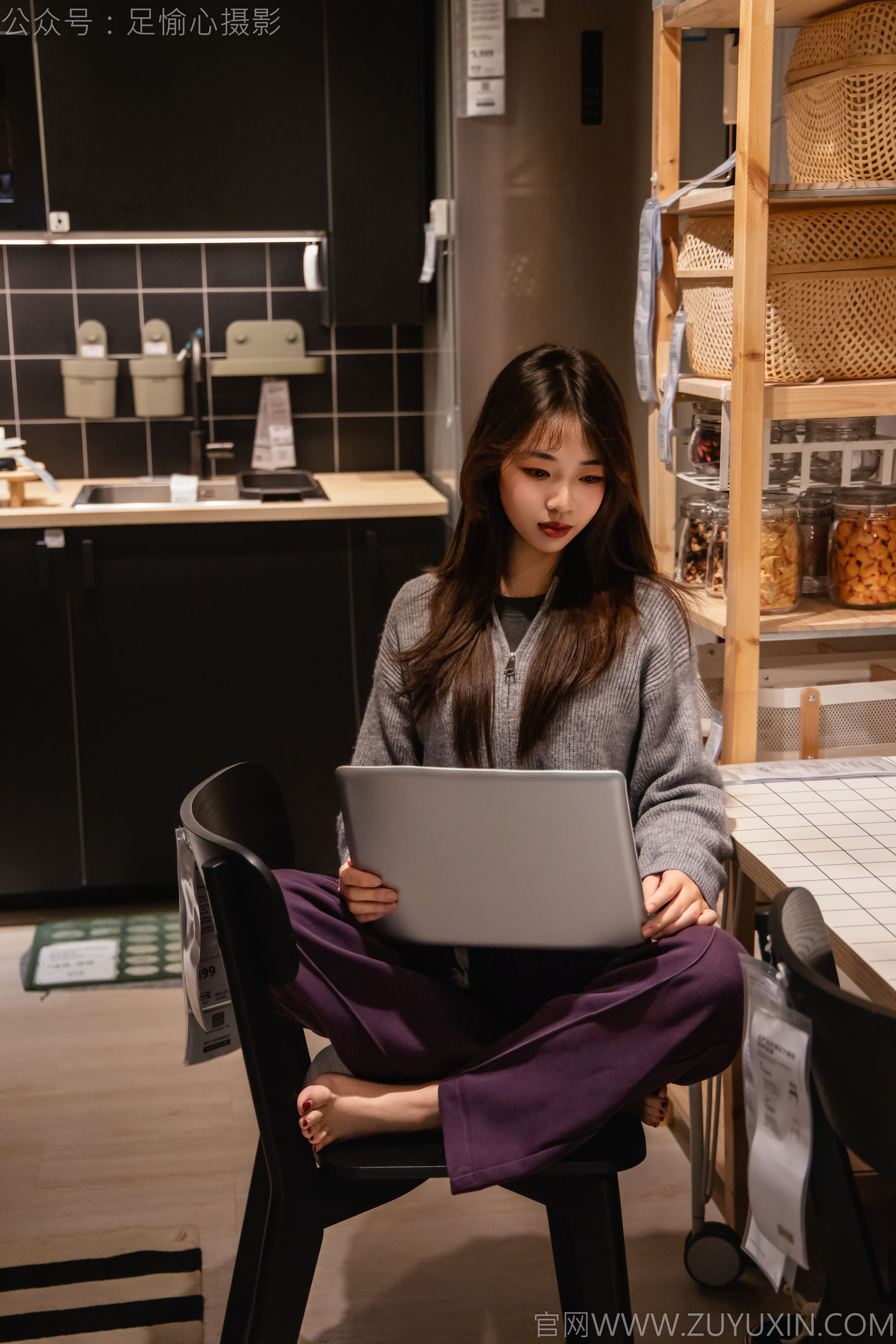 足愉心 No.016 软软 （搭配：灰色线套、紫色长裤、帆布鞋、卡通棉袜、裸足）/(110P)