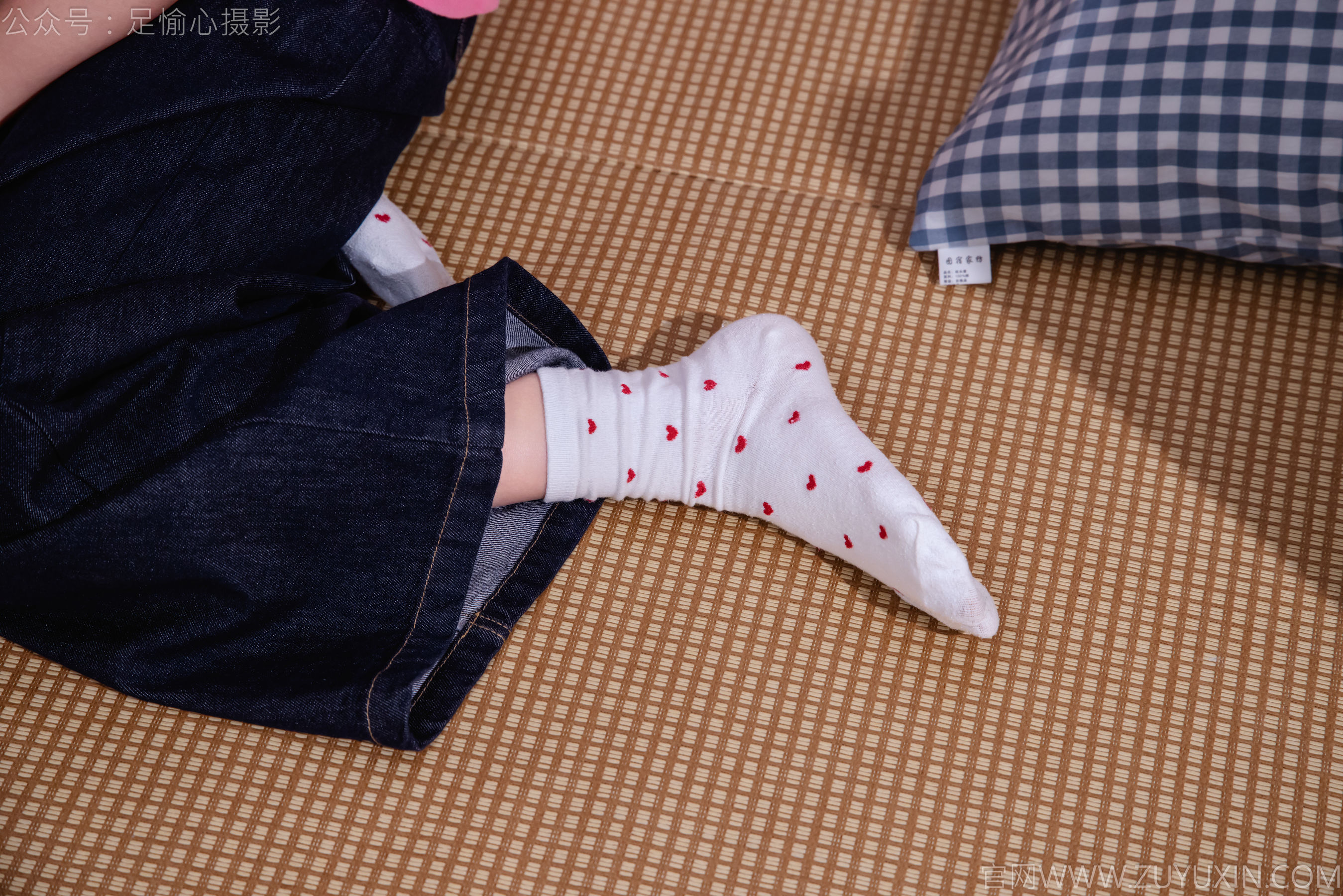 足愉心 No.018 奶芙 （搭配：粉色T恤、牛仔长裤、运动鞋、白色棉袜、裸足）/(110P)