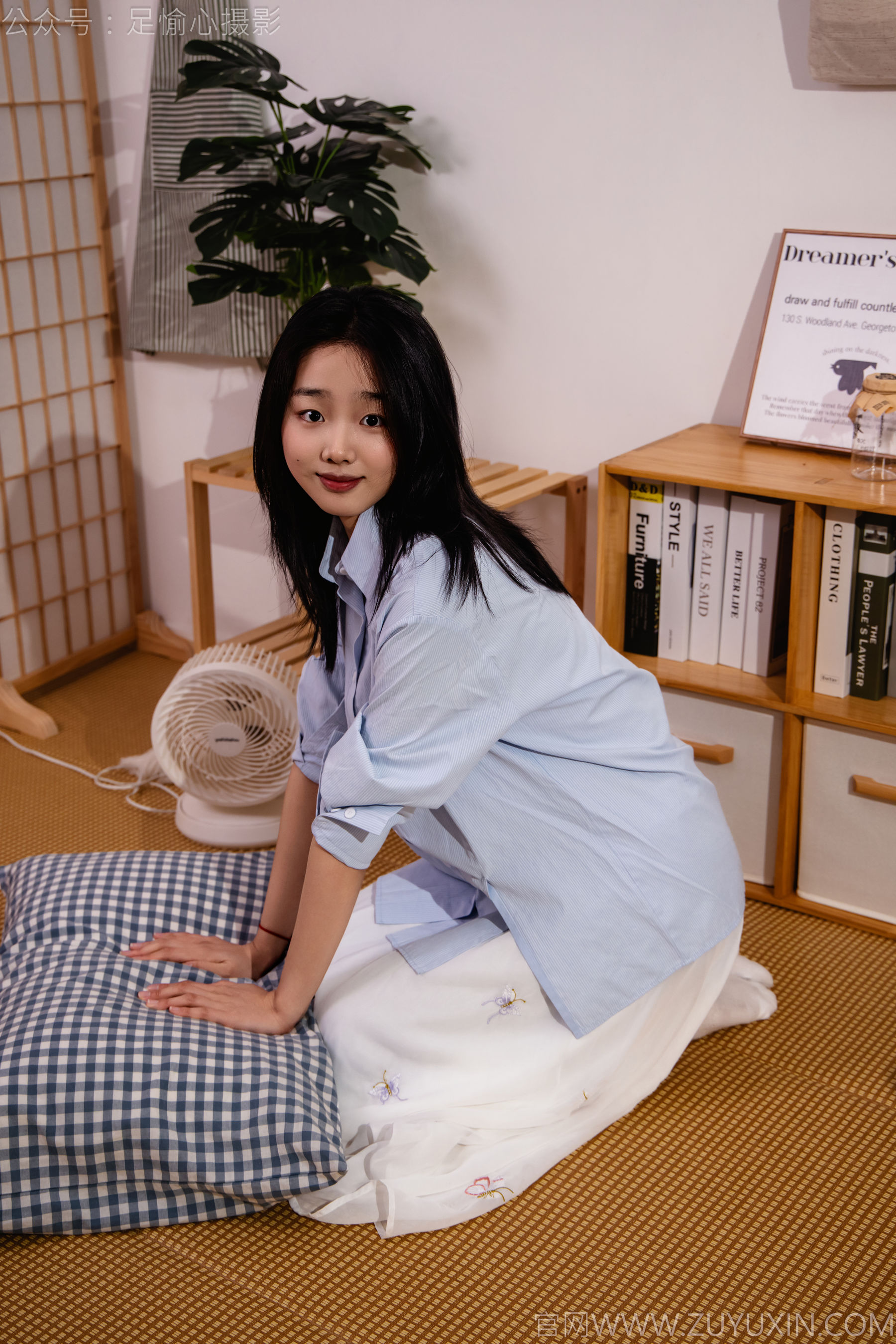 足愉心 No.023 奶芙 （搭配：蓝色衬衫、白色长裙、帆布鞋、白色棉袜、裸足）/(111P)