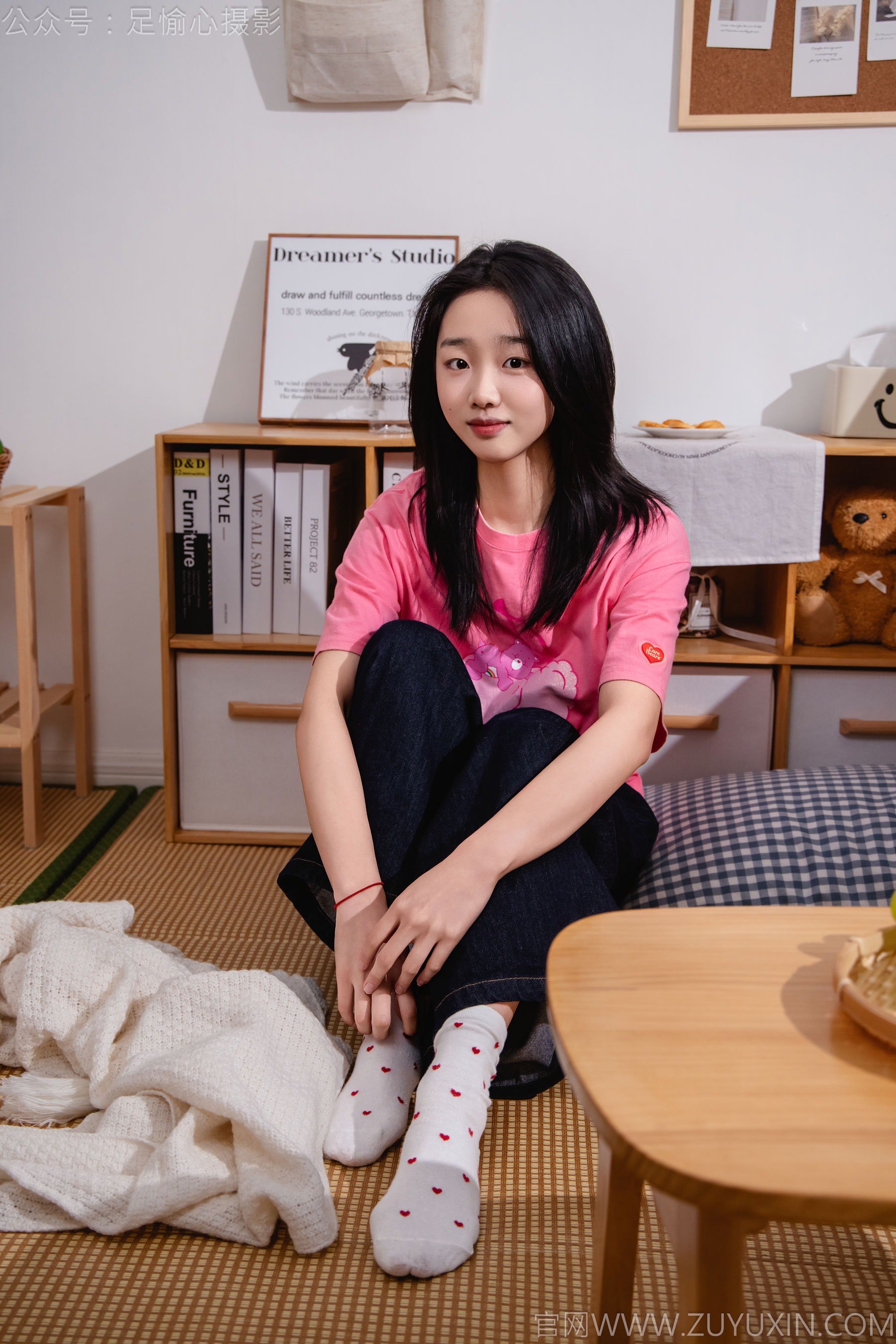 足愉心 No.018 奶芙 （搭配：粉色T恤、牛仔长裤、运动鞋、白色棉袜、裸足）/(110P)