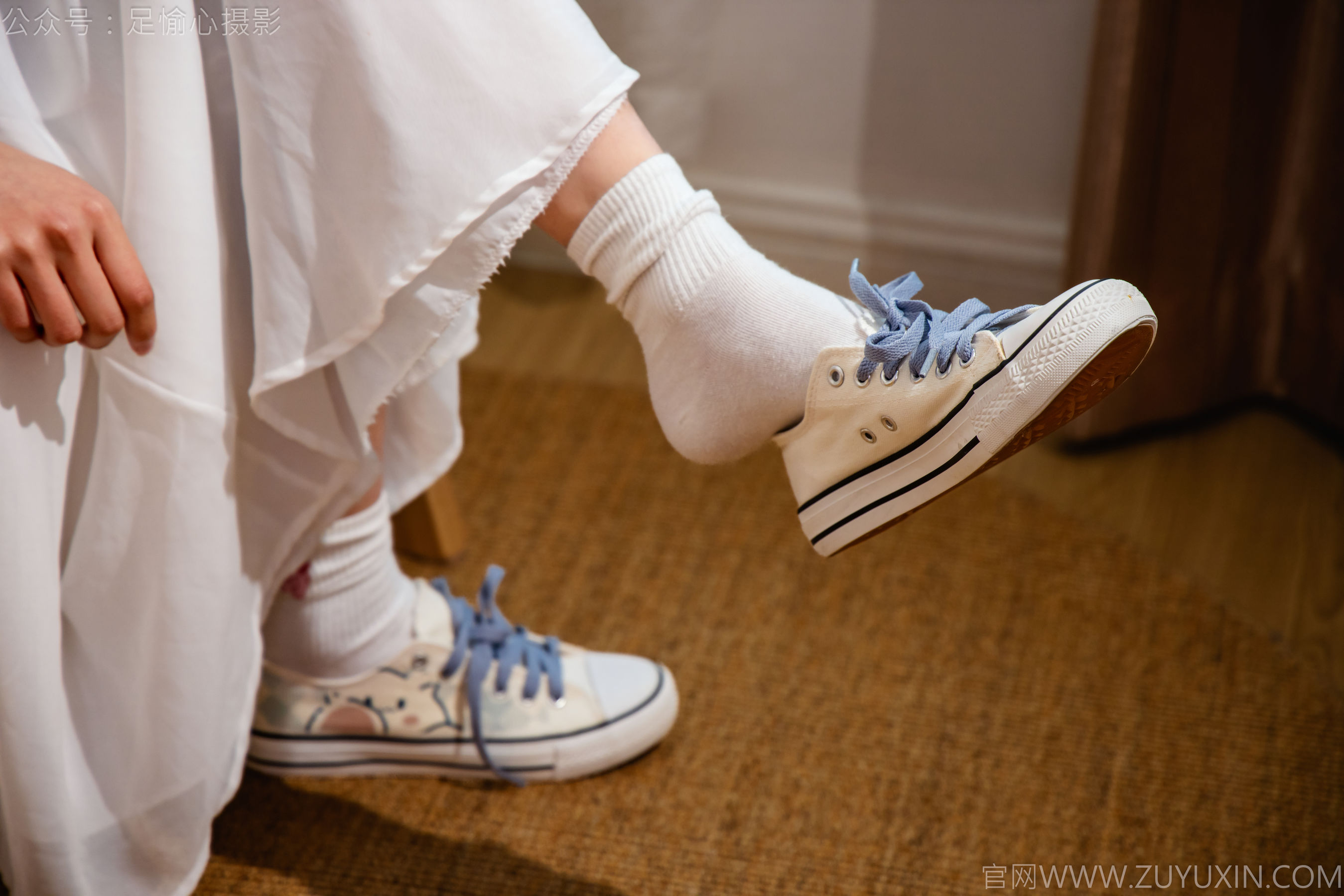 足愉心 No.023 奶芙 （搭配：蓝色衬衫、白色长裙、帆布鞋、白色棉袜、裸足）/(111P)