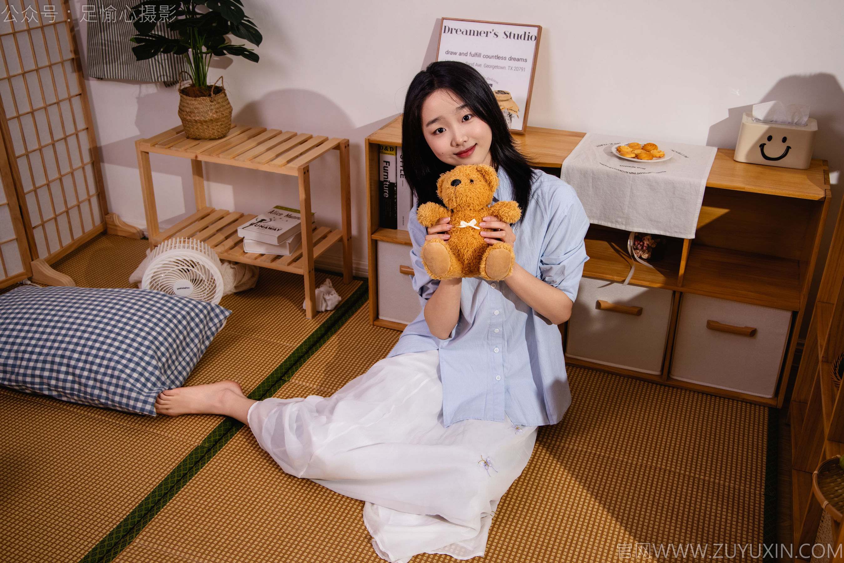 足愉心 No.023 奶芙 （搭配：蓝色衬衫、白色长裙、帆布鞋、白色棉袜、裸足）/(111P)