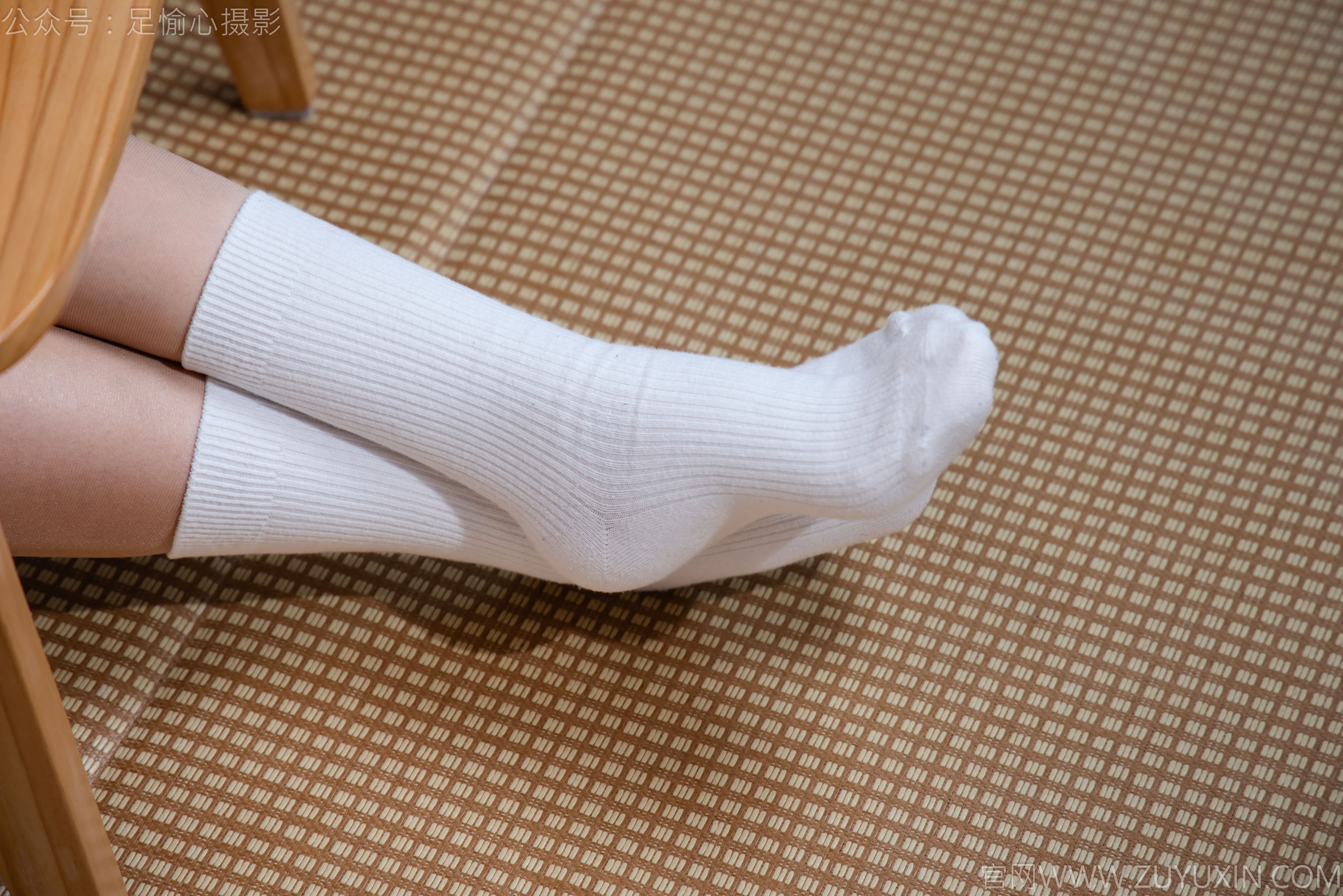 足愉心 No.022 可乐 （搭配：白色卫衣、黑色打底裤、运动鞋、肉丝色袜、白色长筒棉袜）/(110P)