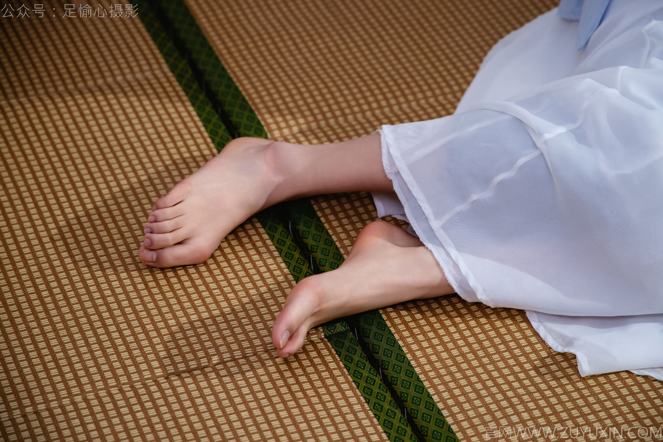 足愉心 No.023 奶芙 （搭配：蓝色衬衫、白色长裙、帆布鞋、白色棉袜、裸足）/(111P)