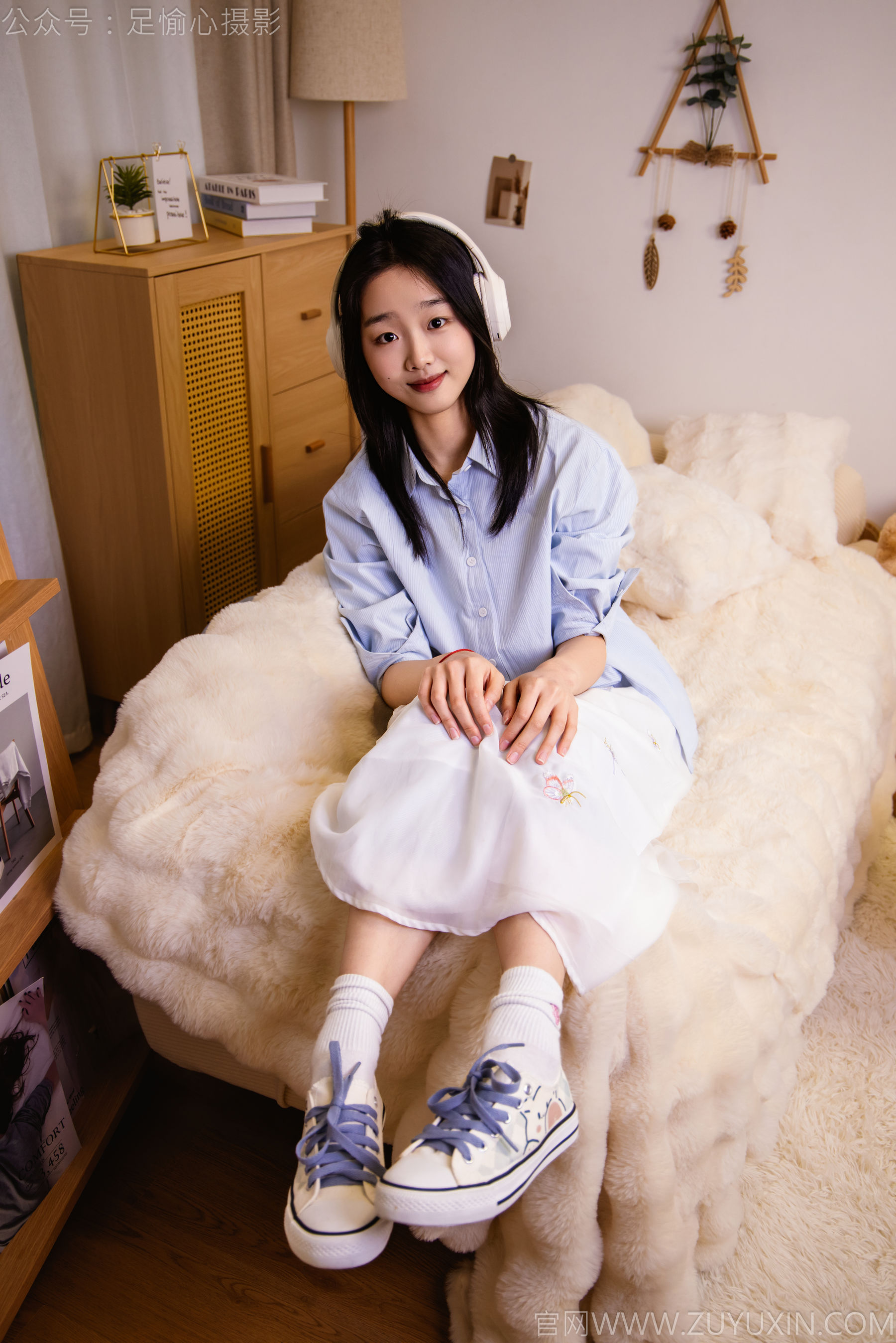 足愉心 No.023 奶芙 （搭配：蓝色衬衫、白色长裙、帆布鞋、白色棉袜、裸足）/(111P)